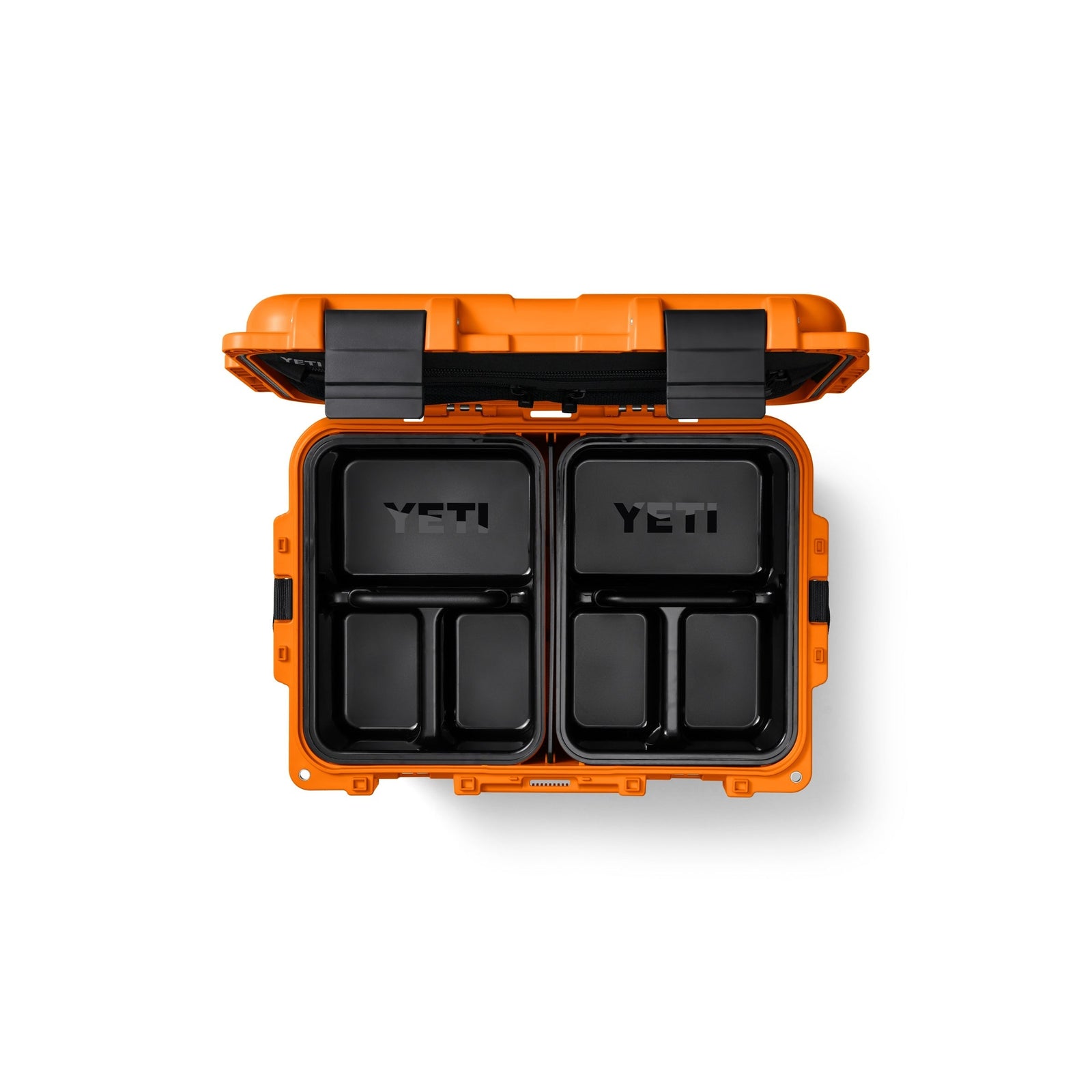 Eine geöffnete King Crab Orange YETI® LoadOut GoBox 30 mit schwarzen Verschlüssen zeigt im Inneren zwei schwarze Fächer mit dem YETI-Logo, die jeweils in Abschnitte unterteilt sind, um kleine Gegenstände zu organisieren - ideal für die sichere Aufbewahrung von Ausrüstung.