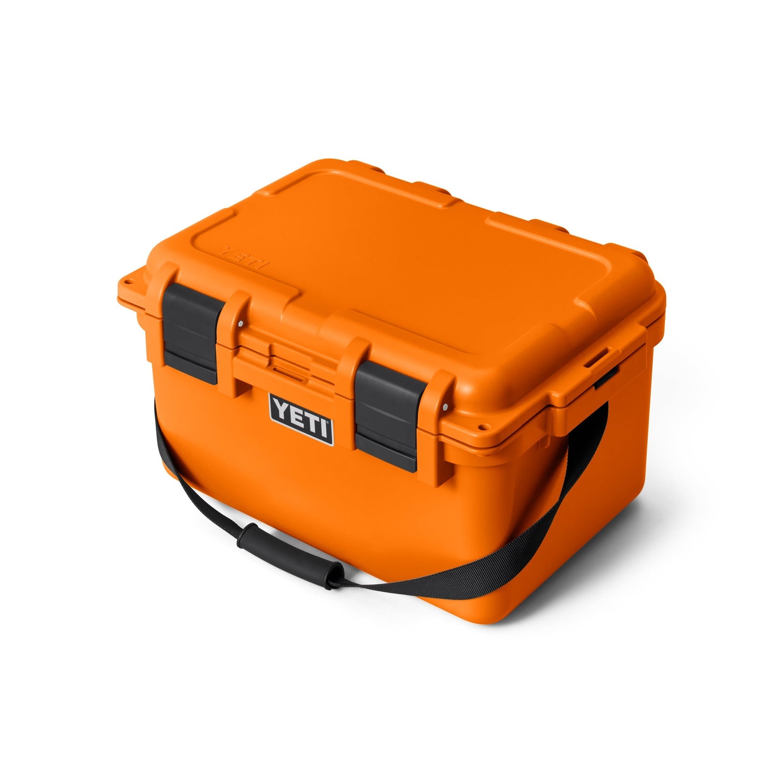 Die YETI® LoadOut GoBox 30 in King Crab Orange mit schwarzen Verschlüssen und einem Tragegurt ist auf weißem Hintergrund abgebildet.