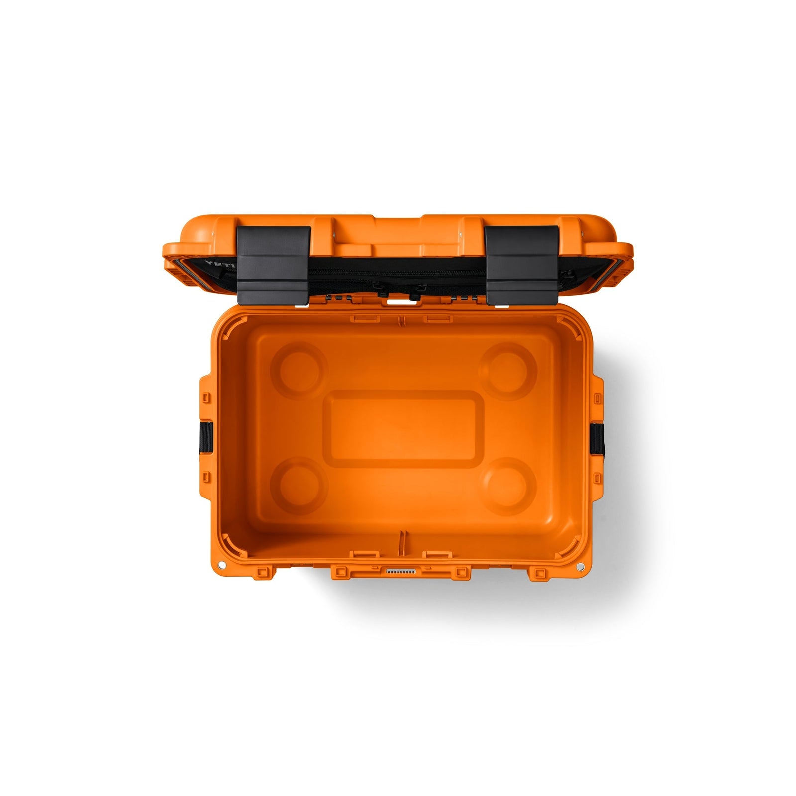 Die YETI® LoadOut GoBox 30 in King Crab Orange von YETI ist von oben geöffnet und zeigt ihren leeren, geformten Innenraum und schwarze Verschlüsse auf weißem Hintergrund.