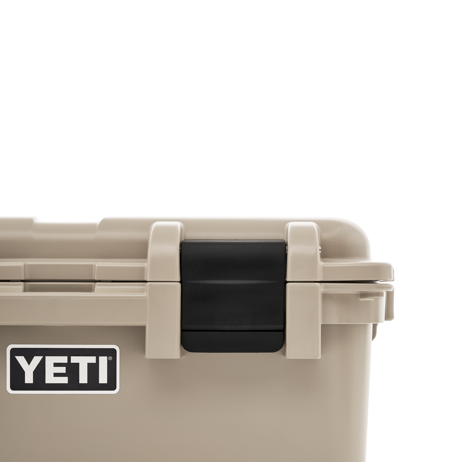 Nahaufnahme der YETI® LoadOut GoBox 30 - Tan mit schwarzem Verschluss und großem YETI-Logo auf der Vorderseite. Sein wasserdichtes Design hebt sich von einem schlichten weißen Hintergrund ab.