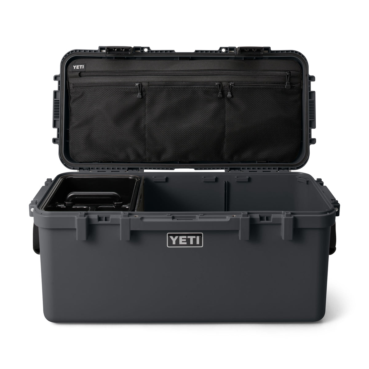 Öffnen Sie die YETI® LoadOut GoBox 60 - Charcoal, eine wasserdichte Ausrüstungsbox von YETI, mit Inneneinteilungen und einem Deckelorganizer mit Netztaschen und Reißverschlussfächern.