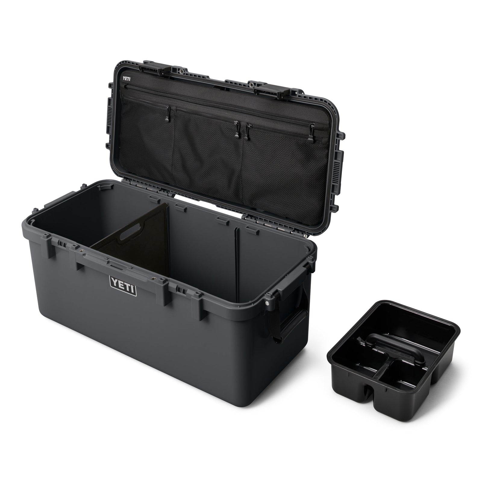 Die YETI® LoadOut GoBox 60 - Charcoal ist offen dargestellt und verfügt über Netztaschen im Inneren, eine herausnehmbare Trennwand und ein separates schwarzes Fach für kleine Werkzeuge; sie ist wasserdicht, um Ihre Ausrüstung zu schützen.