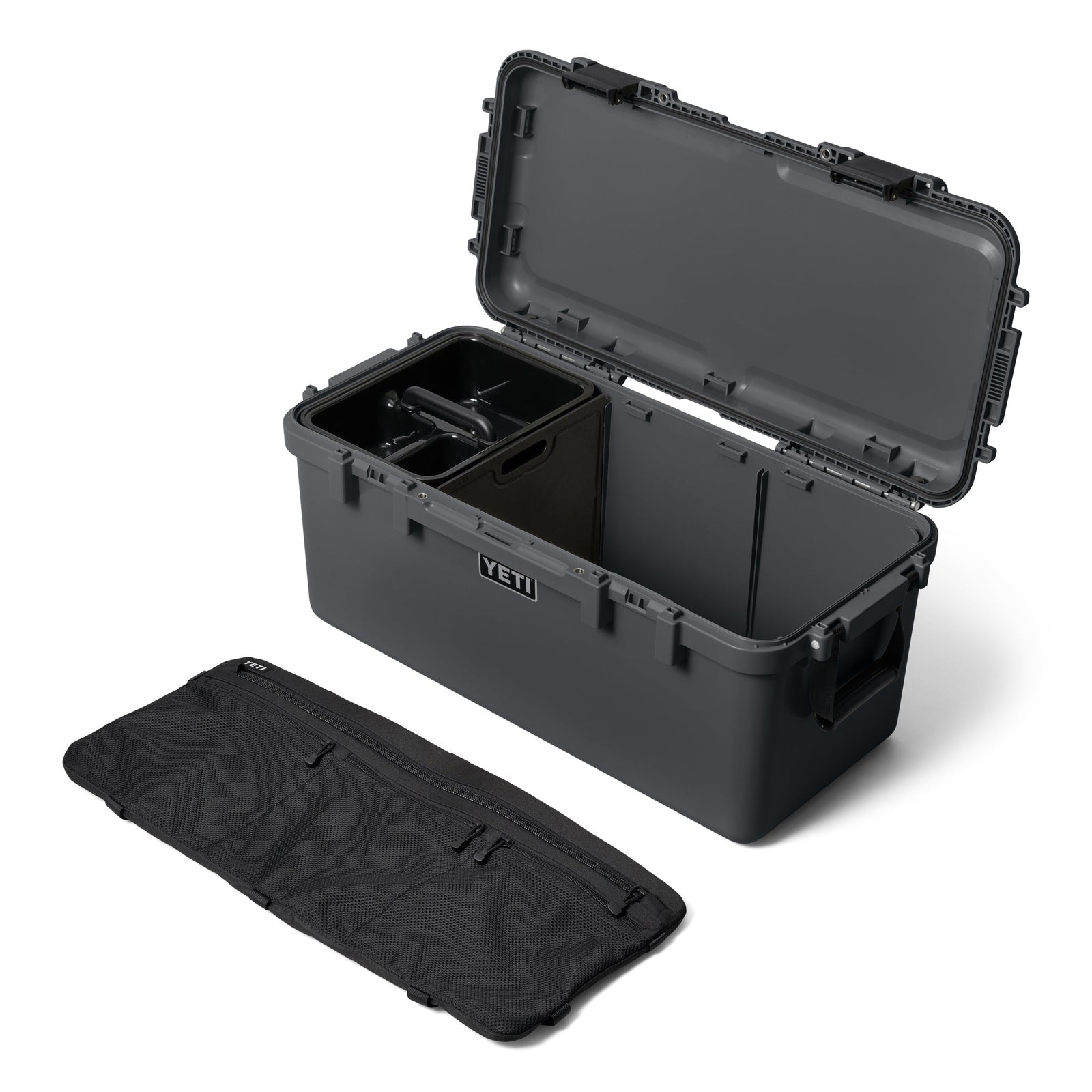 Die YETI® LoadOut GoBox 60 - Charcoal ist mit geöffnetem Deckel abgebildet. Sie verfügt über Inneneinteilungen und eine herausnehmbare schwarze Netz-Organisationsplatte mit Reißverschlüssen, die separat vor der wasserdichten Box angebracht ist.