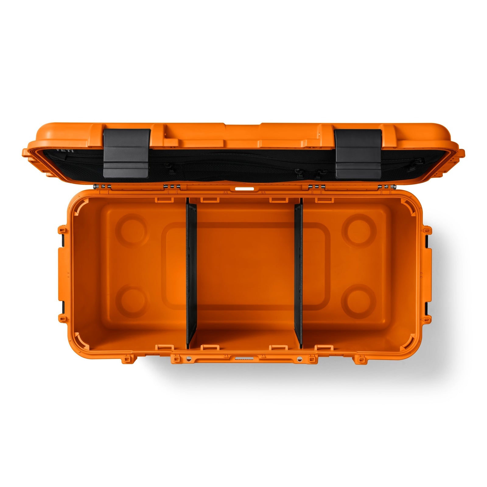 Geöffnete, leere King Crab Orange YETI® LoadOut GoBox 60 von oben gesehen, mit einem aufklappbaren Deckel mit zwei schwarzen Verschlüssen und herausnehmbaren Trennwänden; diese wasserdichte Getriebebox ist vom robusten Design von YETI inspiriert.