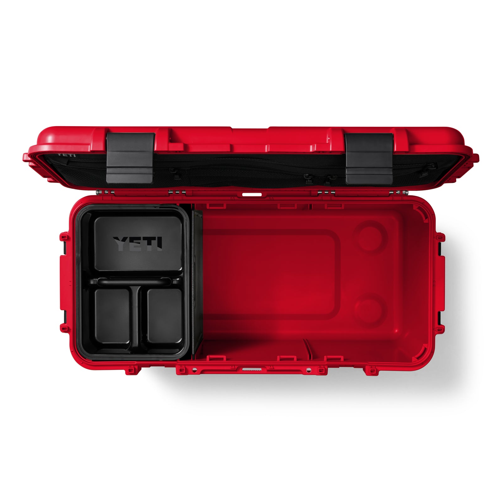 Geöffnete YETI® LoadOut GoBox 60 - Rescue Red mit schwarzen Verschlüssen, zeigt ein herausnehmbares schwarzes Organizerfach mit der Aufschrift YETI und mehrere Fächer. Das Innere ist bis auf das Fach leer.