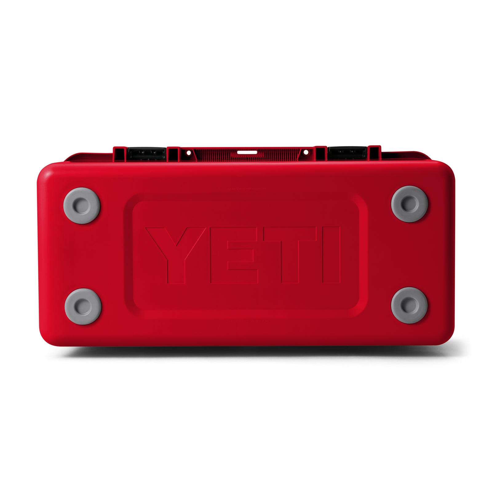 Eine YETI® LoadOut GoBox 60 in Rescue Red, von unten gesehen, mit vier grauen, rutschfesten Füßen und einem geprägten YETI-Logo in der Mitte - ideal für raue Abenteuer oder als robuster Ausrüstungskoffer.
