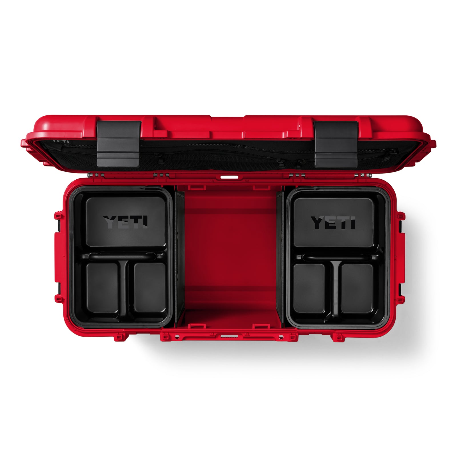 Die YETI® LoadOut GoBox 60 in Rescue Red ist geöffnet und zeigt zwei schwarze Fächer mit dem YETI-Logo im Inneren. Die Hartschalen-Getriebebox verfügt über robuste Verschlüsse und eine Netztasche auf dem Innendeckel für die Organisation im Freien.