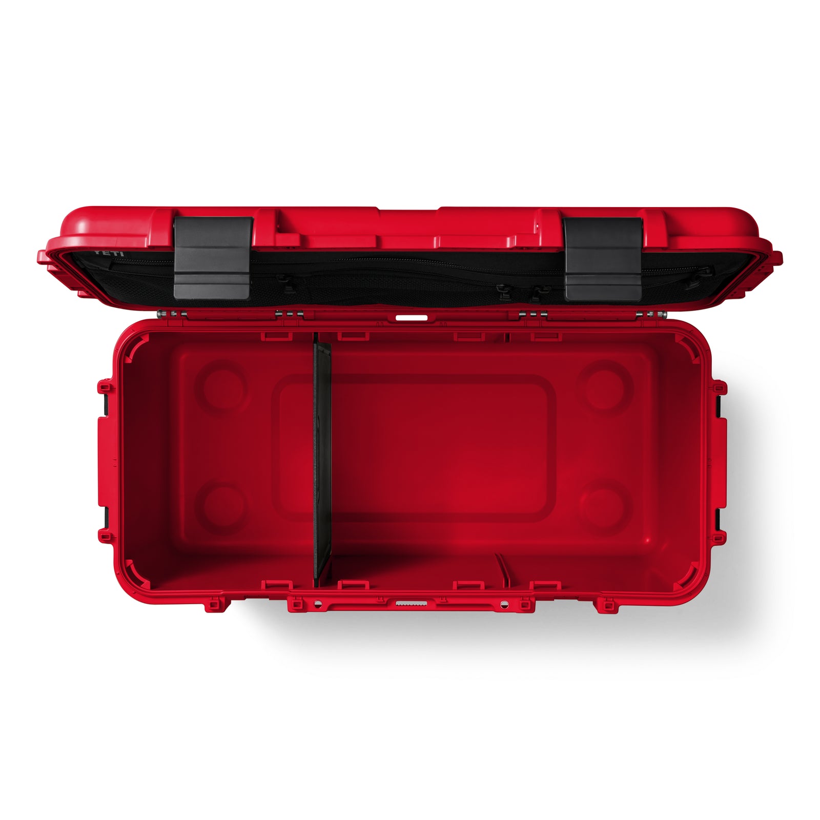 Ein Blick von oben auf die geöffnete, leere YETI® LoadOut GoBox 60 - Rescue Red zeigt eine schwarze Mitteltrennwand und zwei schwarze Deckelverschlüsse - ideal zum Organisieren Ihrer Ausrüstung im robusten YETI-Stil.