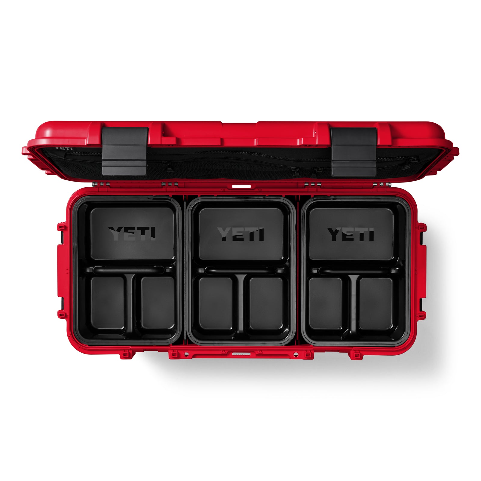Die YETI® LoadOut GoBox 60 - Rescue Red ist ein Hartschalenkoffer von YETI mit drei schwarzen modularen Behältern mit der Aufschrift YETI, mehreren Fächern in verschiedenen Größen und einer Netztasche im Deckel.