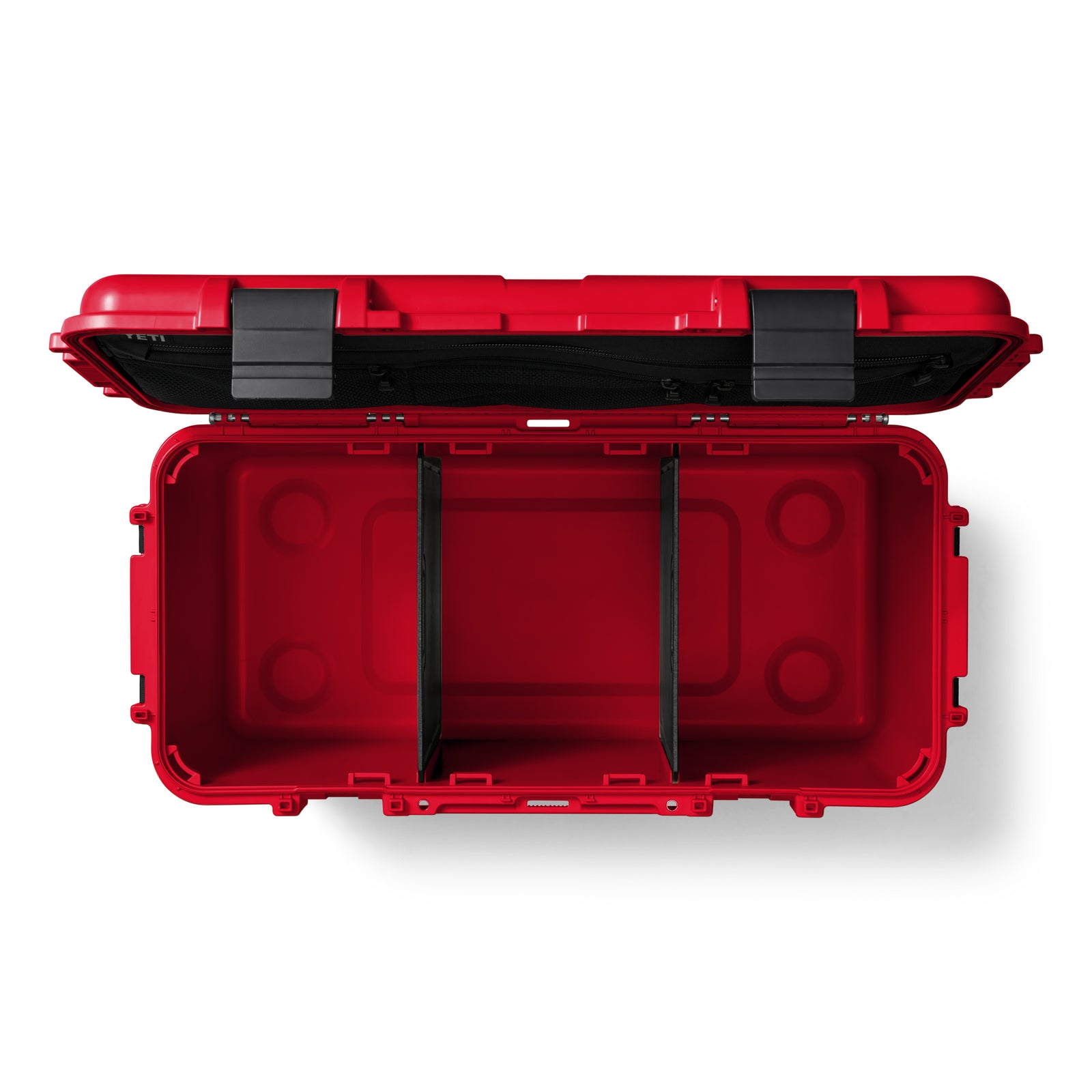 Die YETI® LoadOut GoBox 60 in Rescue Red ist eine Hartschalen-Werkzeugbox mit offenem Deckel, der einen geräumigen, leeren Innenraum zeigt, der durch zwei schwarze Streifen und eine Netztasche unterteilt ist - perfekt als Outdoor-Ausrüstungskoffer oder Transportbox.