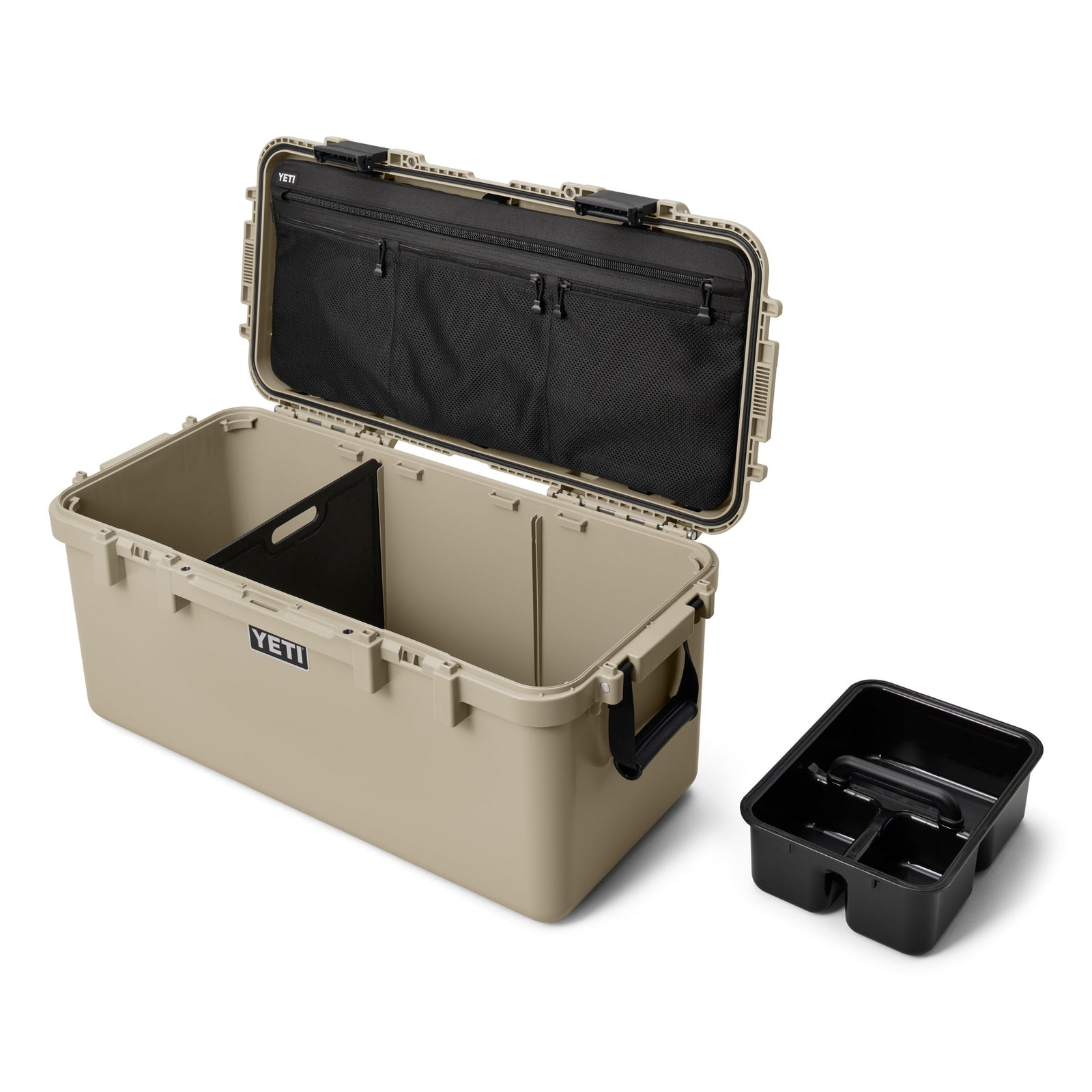 Die YETI® LoadOut GoBox 60 - Tan lässt sich öffnen und gibt den Blick frei auf einen Deckel mit Netztaschen, eine Inneneinteilung und eine herausnehmbare Ablage - die wasserdichte Ausrüstungsbox für jede Outdoor-Mission.