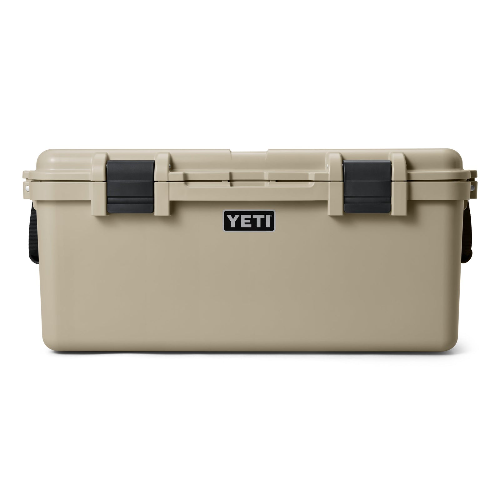 Die YETI® LoadOut GoBox 60 in Tan von YETI ist mit schwarzen Seitengriffen und zwei schwarzen Frontverschlüssen geschlossen dargestellt. Die wasserdichte Aufbewahrungsbox ist von vorne vor einem weißen Hintergrund zu sehen.