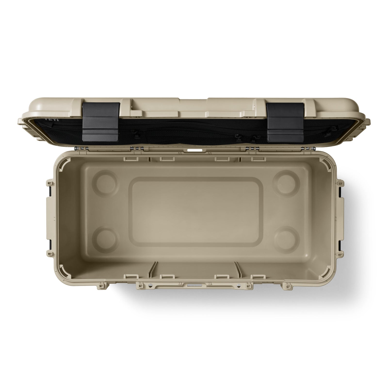 Die YETI® LoadOut GoBox 60 - Tan ist von oben geöffnet und zeigt ihren geräumigen, leeren Innenraum und eine schwarze Netztasche im Deckel - ideal für die Organisation von Ausrüstung und zum Schutz von Gegenständen.
