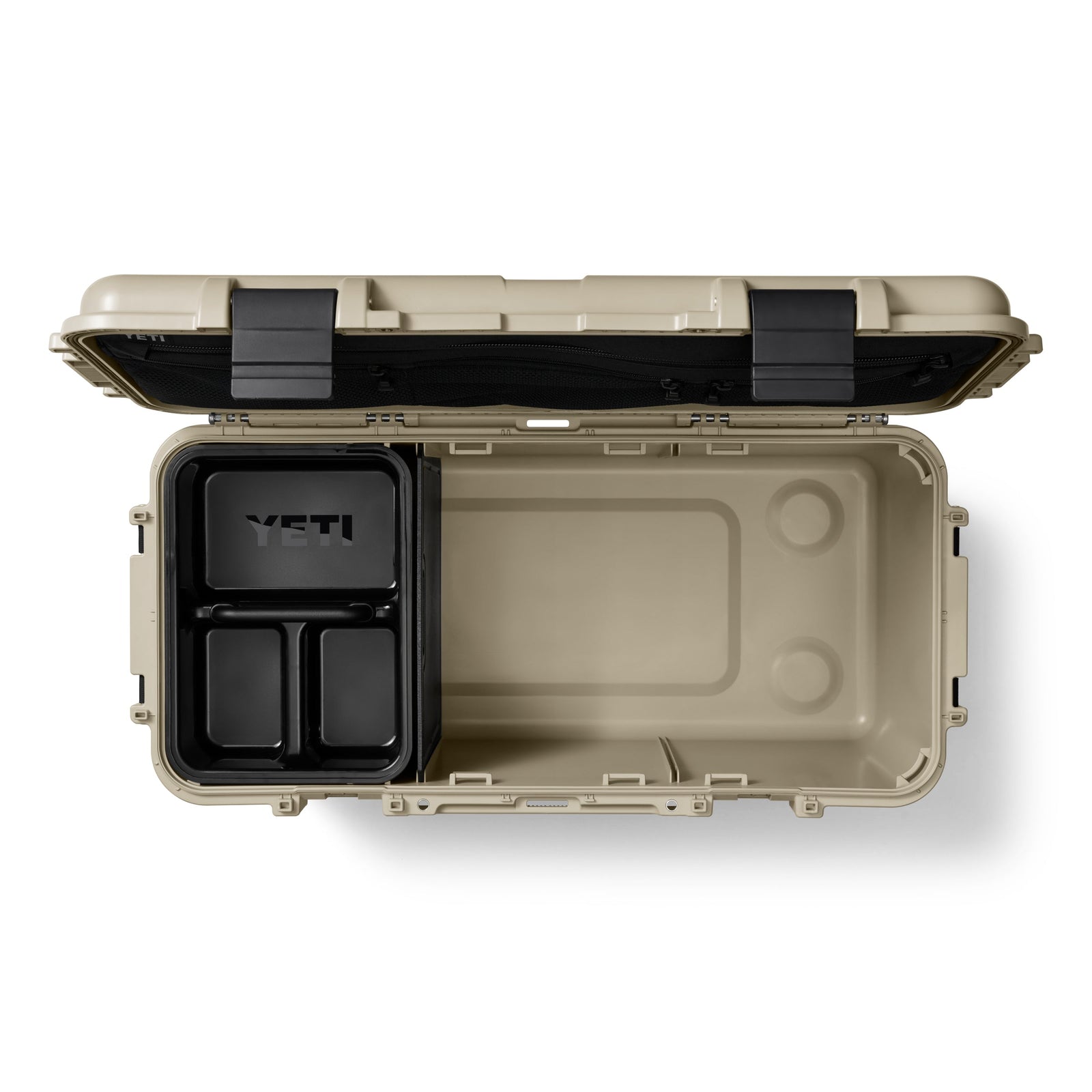Draufsicht auf eine geöffnete YETI® LoadOut GoBox 60 - Tan mit schwarzen Verschlüssen, herausnehmbares schwarzes Fach mit drei Fächern und der Aufschrift YETI auf der linken Seite, leeres Hauptfach auf der rechten Seite. Perfekt für die wasserdichte Aufbewahrung von Ausrüstung. Marke: YETI.