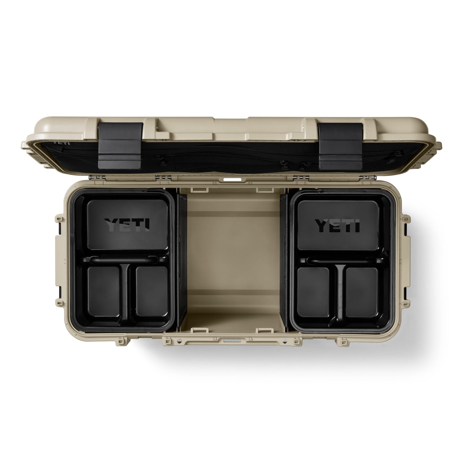 Eine hellbraune YETI® LoadOut GoBox 60 mit geöffnetem Deckel gibt den Blick auf zwei schwarze YETI-Organizer im Inneren frei. Diese Hartschalenbox verfügt über mehrere Fächer, stabile Verschlüsse und ein wasserdichtes Design, das auf weißem Hintergrund abgebildet ist.