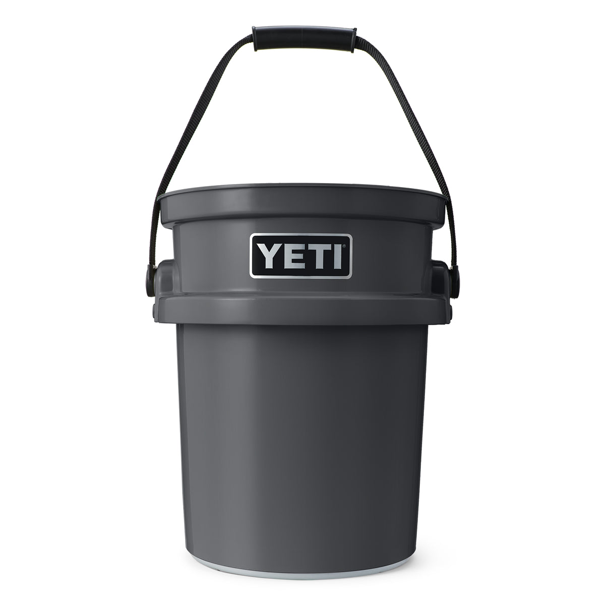 Der YETI® Loadout Eimer 19 Liter in Charcoal mit schwarzem Griff und YETI-Logo eignet sich perfekt für den Einsatz im Freien und ist vor einem weißen Hintergrund abgebildet.