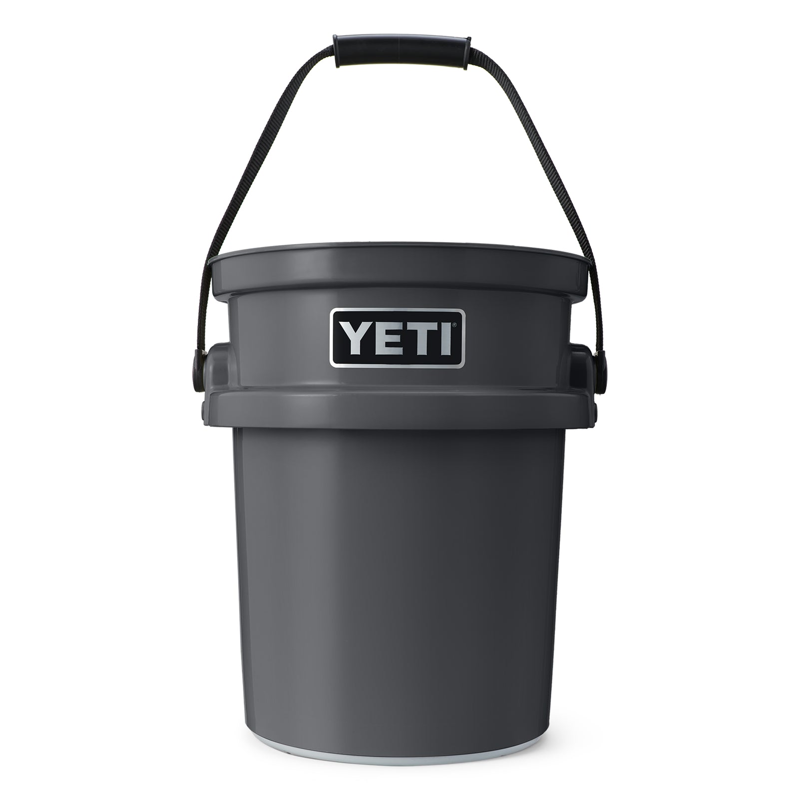 Der YETI® Loadout Eimer 19 Liter in Charcoal mit schwarzem Griff und YETI-Logo eignet sich perfekt für den Einsatz im Freien und ist vor einem weißen Hintergrund abgebildet.