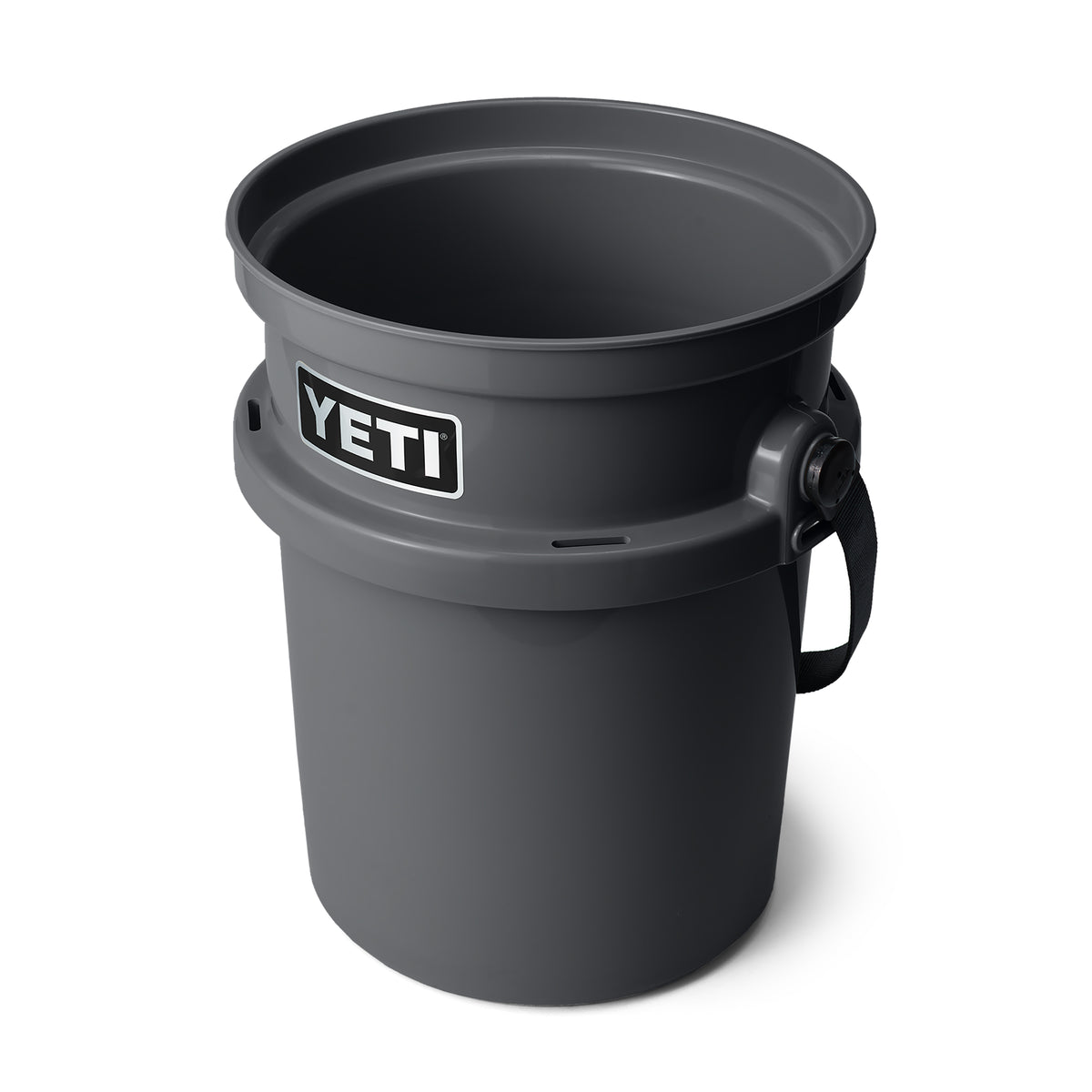 Der YETI® Loadout Eimer 19 Liter in Charcoal hat ein rundes, dunkelgraues Design mit einem schwarzen Griff und einem markanten YETI-Logo - ideal als Outdoor-Eimer für jedes Abenteuer.