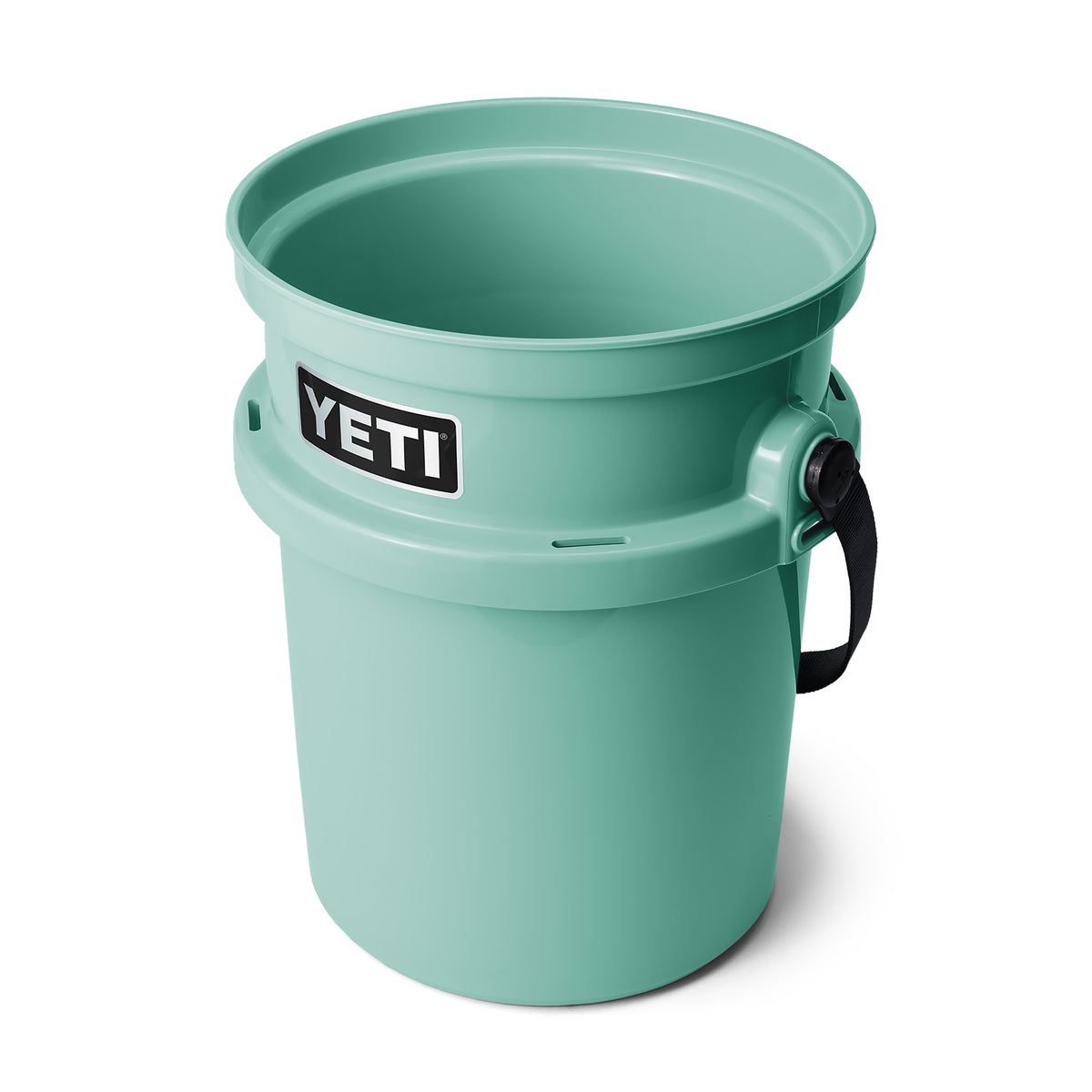 Der YETI® Loadout Eimer 19 Liter in Seafoam hat ein auffälliges schwarzes YETI-Logo und einen stabilen schwarzen Griff und ist damit perfekt für den Außeneinsatz geeignet. Abgebildet auf weißem Hintergrund.