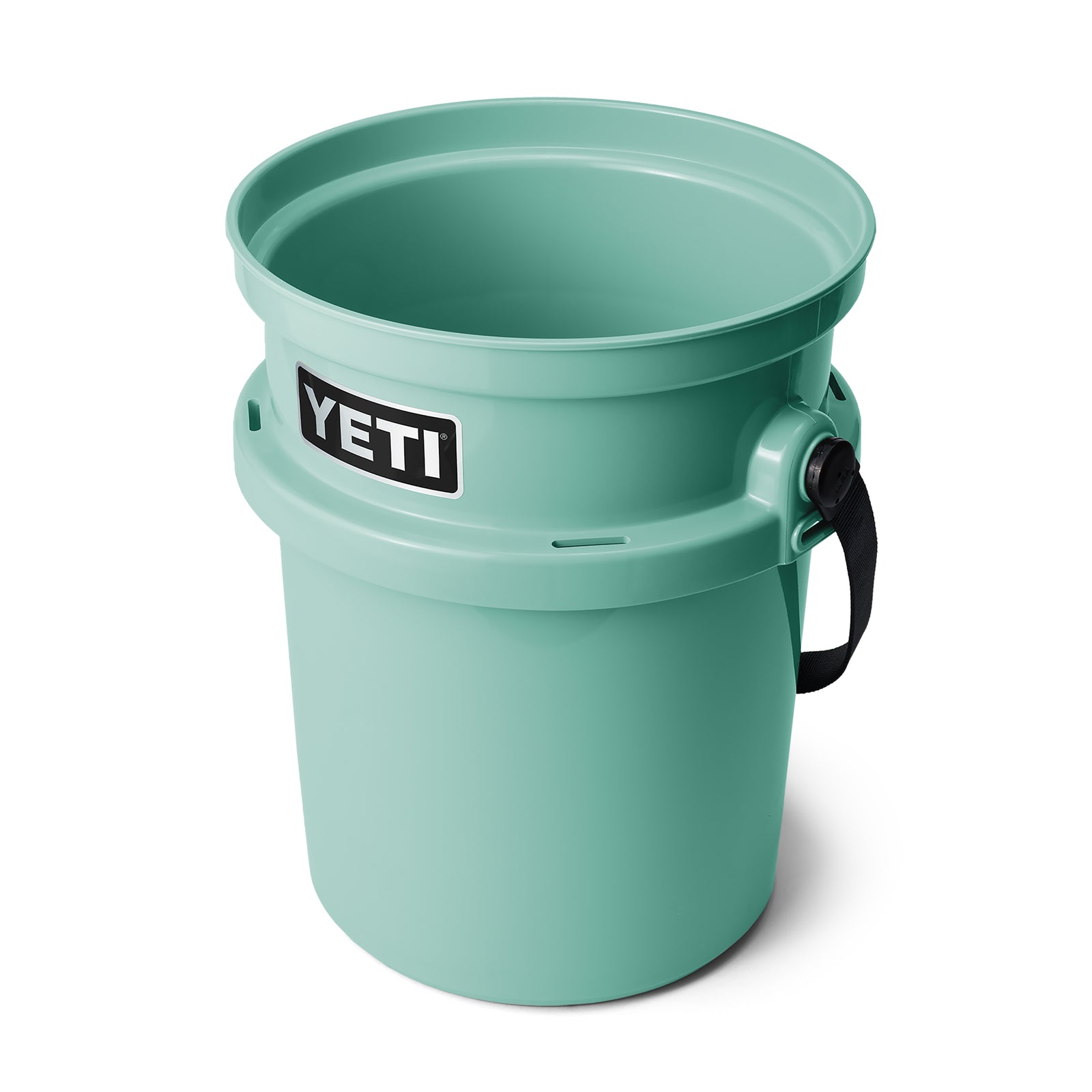 Der YETI® Loadout Eimer 19 Liter in Seafoam hat ein auffälliges schwarzes YETI-Logo und einen stabilen schwarzen Griff und ist damit perfekt für den Außeneinsatz geeignet. Abgebildet auf weißem Hintergrund.