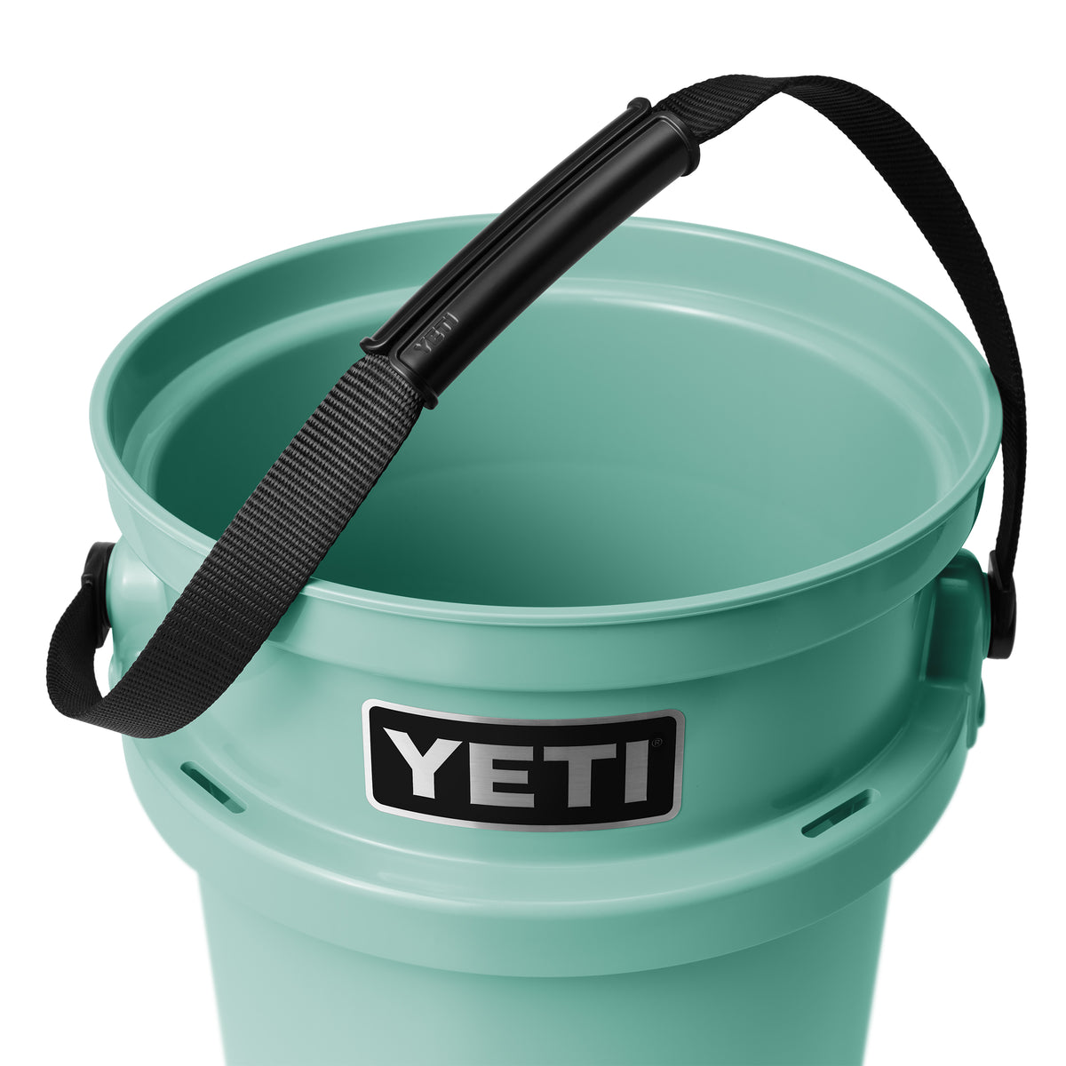 Der YETI® Loadout Eimer 19 Liter in Seafoam hat einen schwarzen, stabilen Griff und einen auffälligen YETI-Schriftzug, der ihn zum idealen Eimer für Outdoor-Abenteuer macht, wie er auf weißem Hintergrund abgebildet ist.
