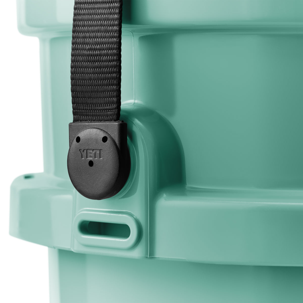 Nahaufnahme des YETI® Loadout Eimer 19 Liter in Seafoam mit schwarzem Riemen und Kunststoffscharnier, das seine robuste Struktur hervorhebt - perfekt für die Kombination mit einem 5-Gallonen-Eimer für Ihre Outdoor-Abenteuer.