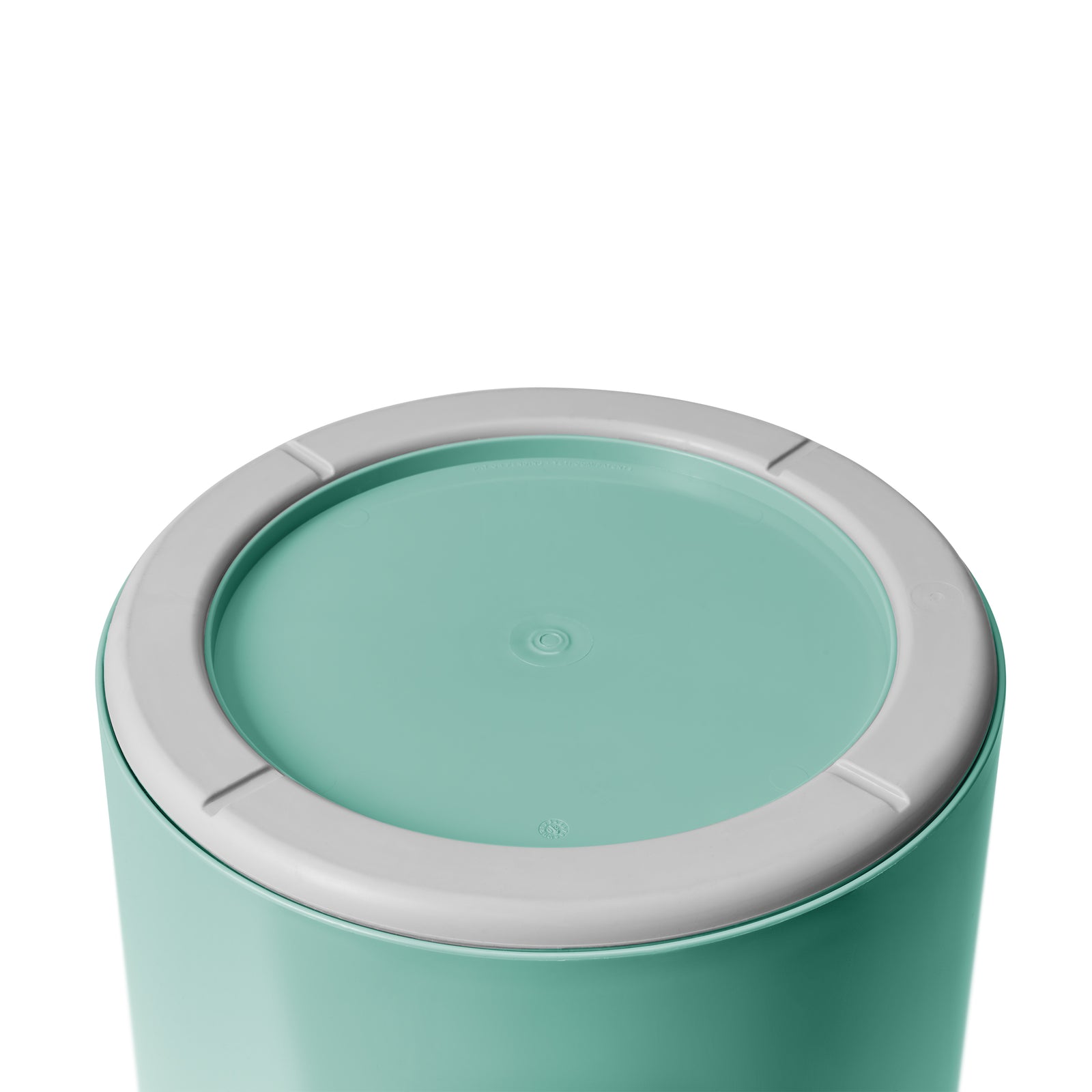 Eine Nahaufnahme der Oberseite des YETI® Loadout Eimer 19 Liter in Seafoam mit einer glatten, flachen Oberfläche und einem weißen Rand auf weißem Hintergrund.