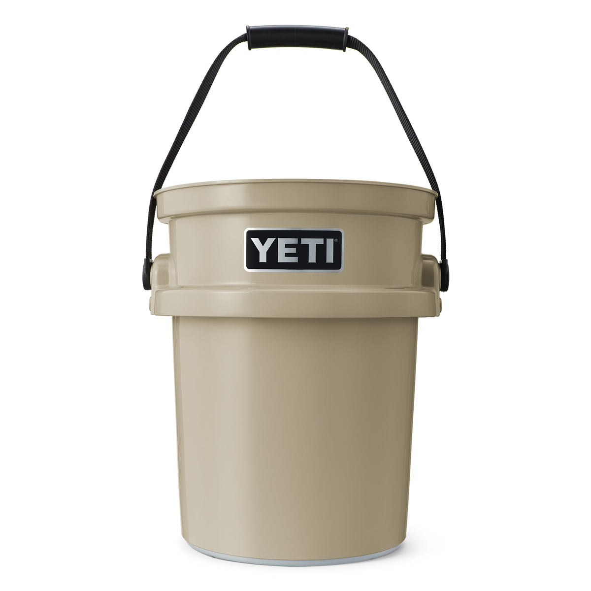 Der hellbraune YETI® Loadout Eimer mit 19 Litern Fassungsvermögen hat einen schwarzen Griff und ein auffälliges YETI-Branding - langlebig, robust und perfekt für den Einsatz im Freien.