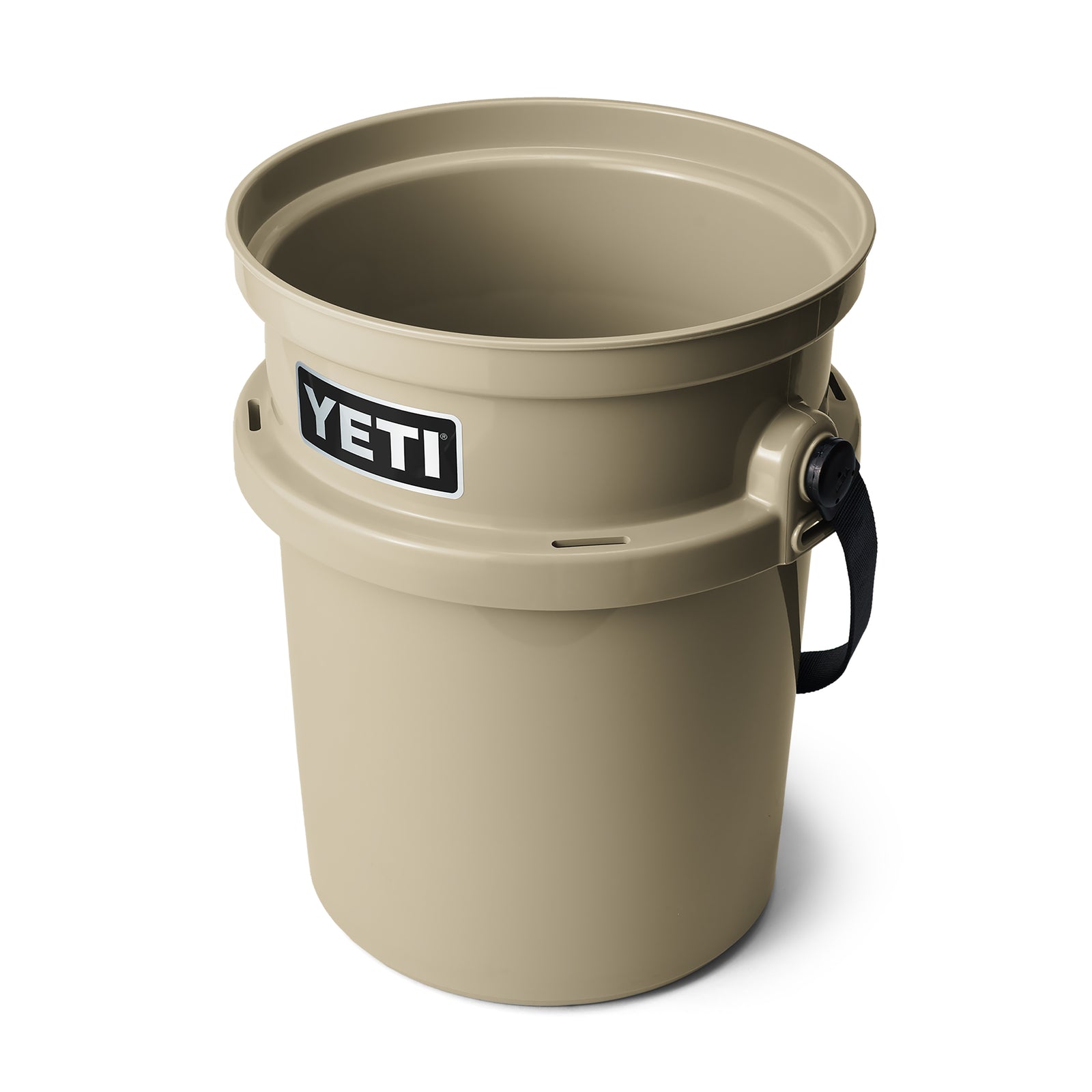 Der YETI® Loadout Eimer 19 Liter in Hellbraun hat einen robusten schwarzen Griff und ist damit ideal für alle Ihre Aufgaben im Freien.
