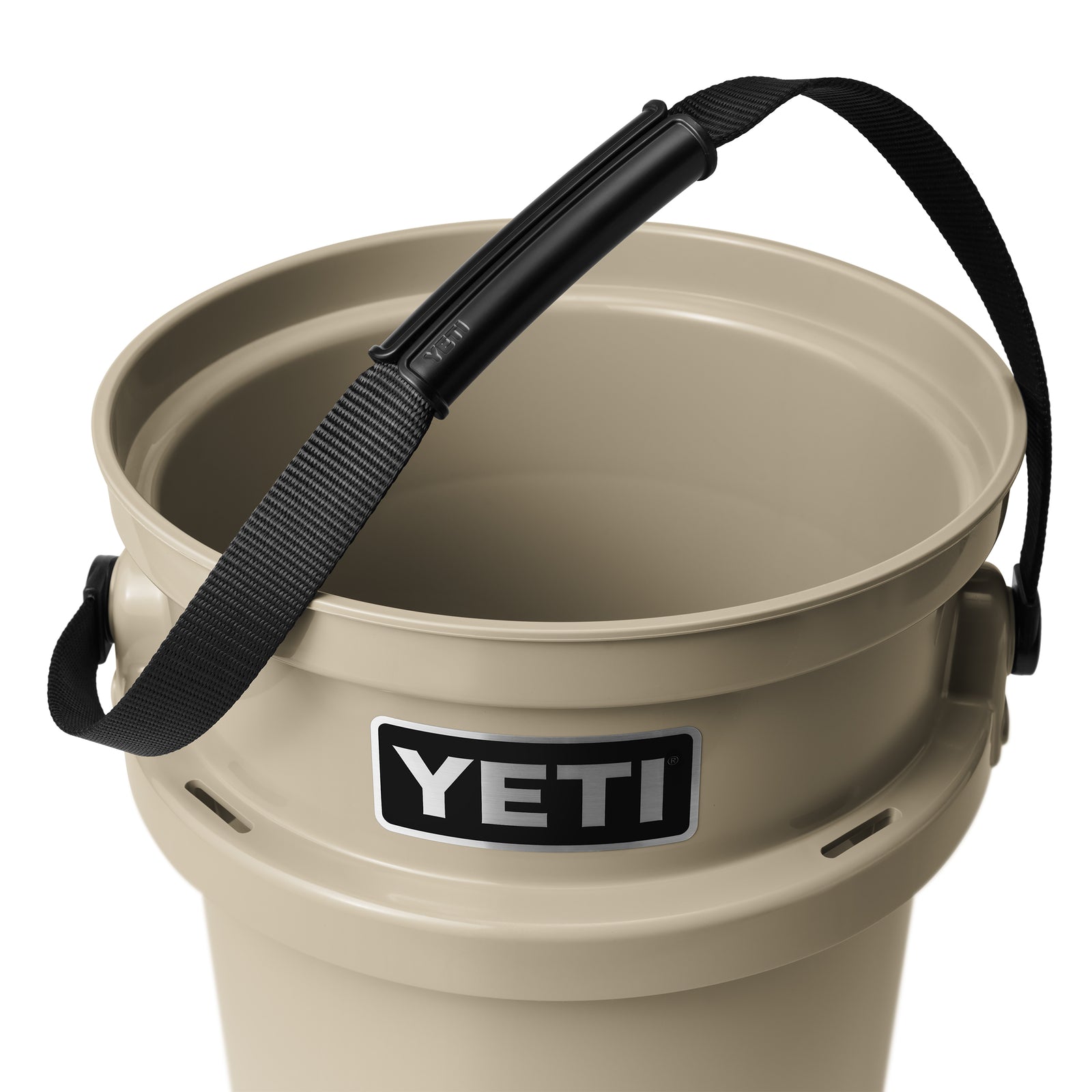 Die Abbildung zeigt einen braunen YETI® Loadout Eimer 19 Liter mit schwarzem Griff und YETI-Logo an der Seite - ein robuster Outdoor-Eimer, der für jedes Abenteuer geeignet ist.
