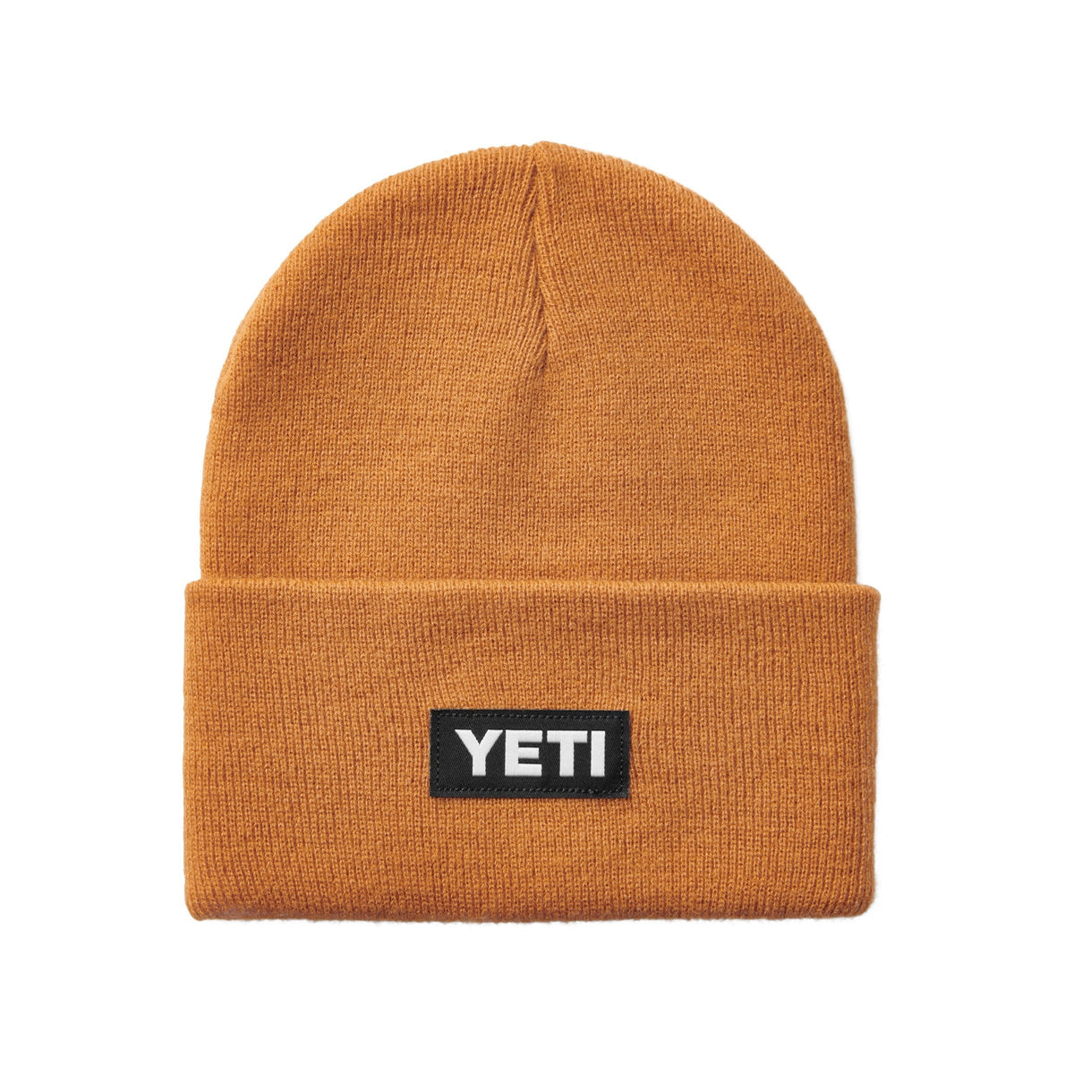 Halten Sie sich warm mit der YETI® Logo Badge Beanie - einer senfgelben Strickmütze mit umgeschlagener Krempe und schwarzem Aufnäher mit weißem YETI-Logo, ideal für Outdoor-Abenteuer oder als stylischer Begleiter an kühlen Tagen.