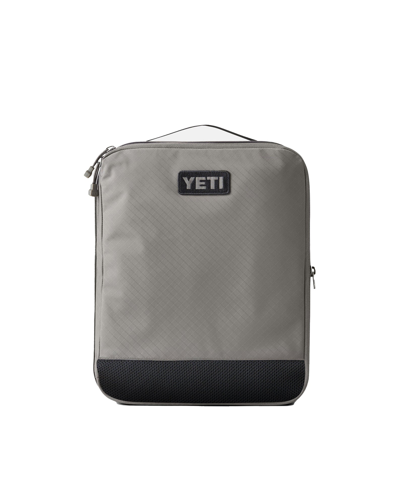 Die YETI® Packtaschen - Crossroads Cubes L in Grau haben ein rechteckiges Design mit einem schwarzen Netzboden, einem Reißverschluss und einem Griff an der Oberseite auf weißem Hintergrund.