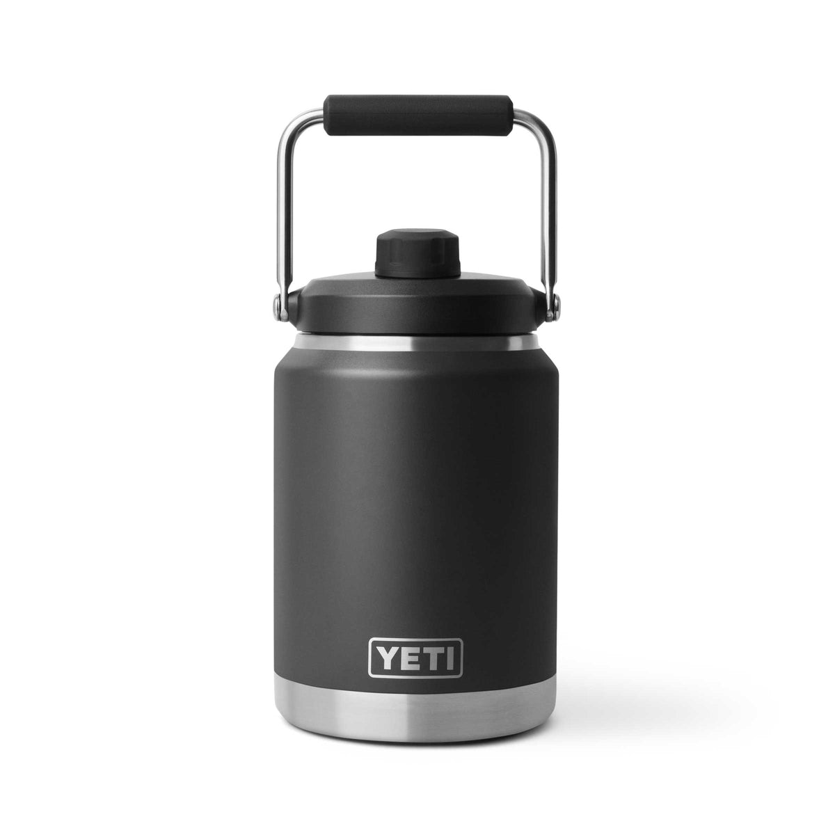 Die YETI® Rambler 1/2 Gallone (1,9 l) Kanne in Schwarz hat einen Griff oben, einen Schraubdeckel, eine doppelwandige Isolierung und einen silbernen Boden. Sie ist vor einem schlichten weißen Hintergrund abgebildet.