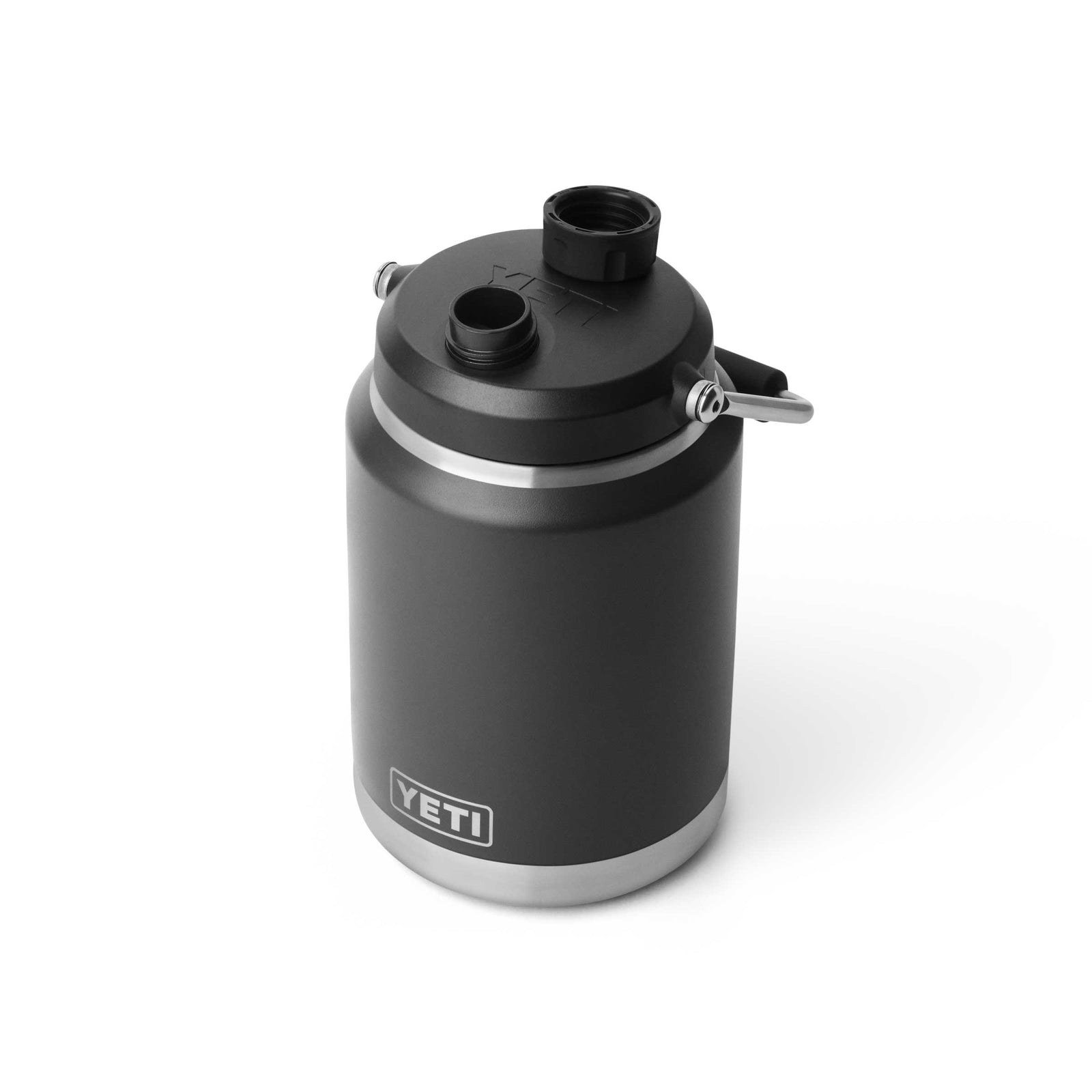 Die YETI® Rambler 1/2 Gallone (1,9 l) Kanne in Schwarz verfügt über eine doppelwandige Isolierung, einen breiten Deckel mit Schraubverschluss, zwei seitliche Griffe und das YETI-Logo auf der Vorderseite, das sich von einem weißen Hintergrund abhebt.