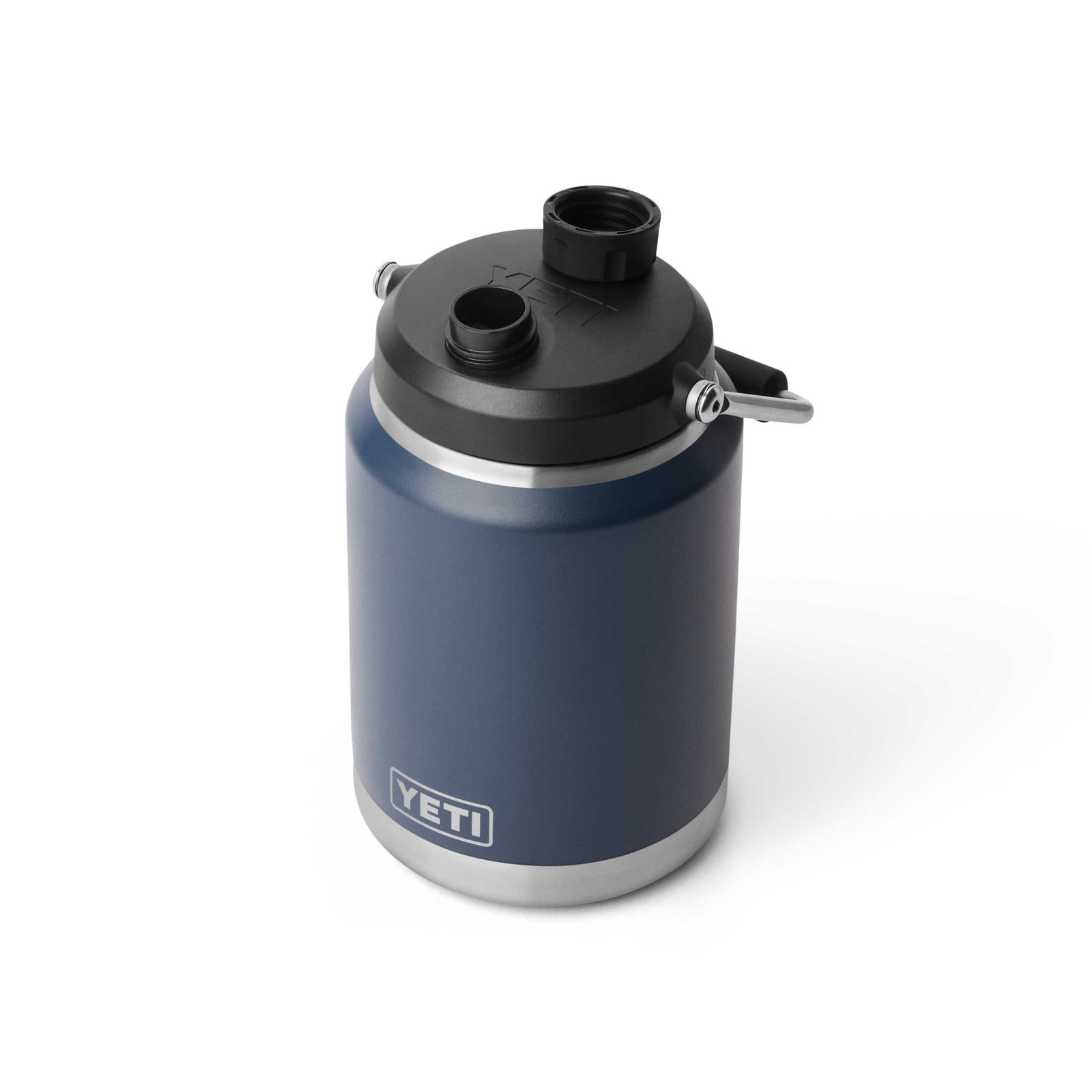 Die YETI® Rambler 1/2 Gallone (1,9 l) Kanne in Navy verfügt über eine Doppelwandisolierung zur Temperaturkontrolle, einen schwarzen Schraubdeckel mit einer Öffnung zum Abschrauben, zwei kleine Griffe, einen silbernen Boden und das YETI-Logo auf der Vorderseite.
