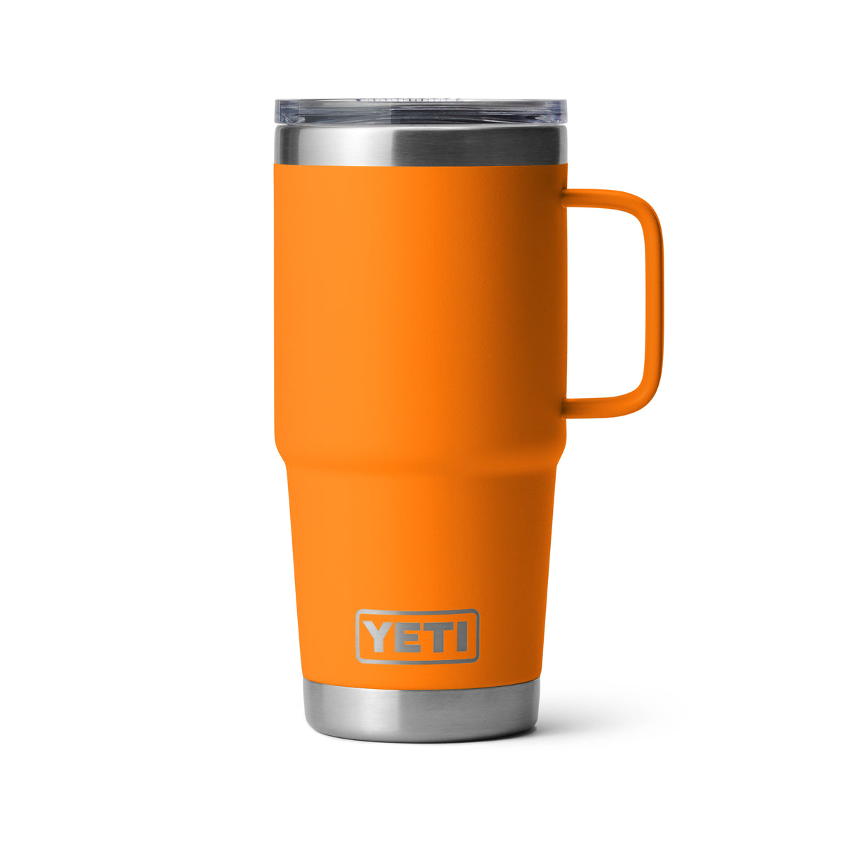Der YETI® Rambler 20 Oz Reisebecher - King Crab ist ein leuchtend orangefarbener Reisebecher mit Griff, klarem Kunststoffdeckel, silbernem Boden, doppelwandiger Vakuumisolierung und dem YETI-Logo auf der Vorderseite.