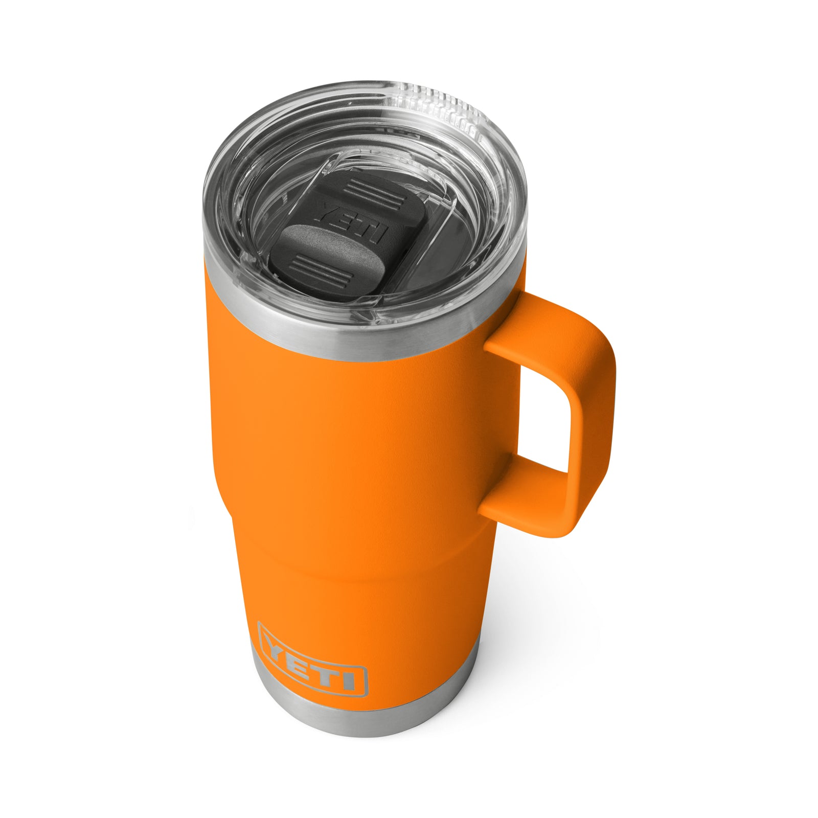 Der leuchtend orangefarbene YETI® Rambler 20 Oz Reisebecher mit Griff und durchsichtigem Deckel ist von oben zu sehen und zeigt seinen Edelstahlrand, die doppelwandige Vakuumisolierung und das YETI-Logo am Boden.