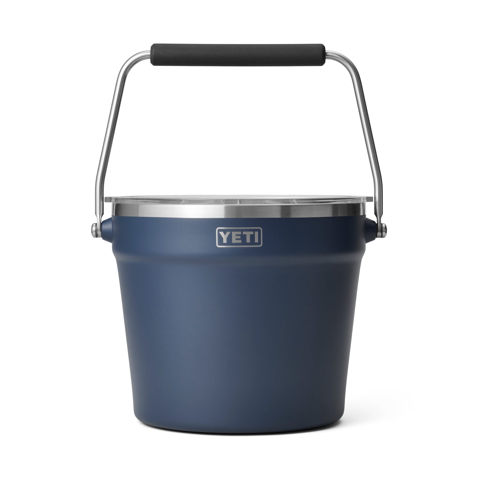 Der YETI® Rambler® 7,6 Liter Getränkekübel - Navy verfügt über einen robusten Metallgriff mit schwarzem Griff, doppelwandige Vakuumisolierung für dauerhafte Kälte und das YETI-Logo auf der Vorderseite - ideal für den harten Einsatz.