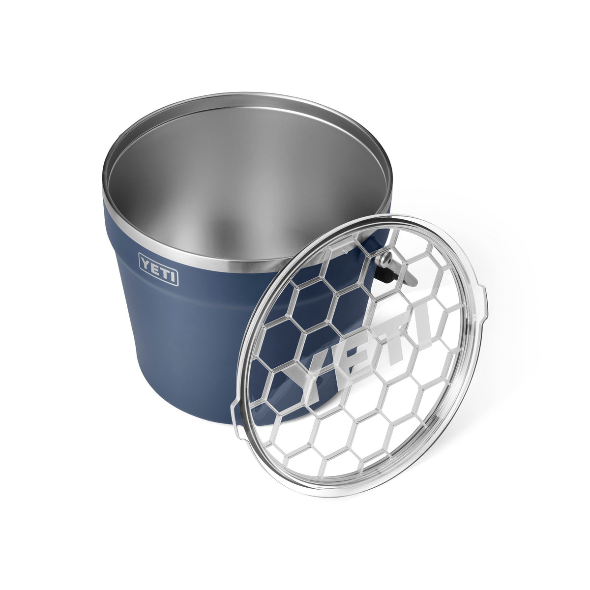 Der YETI® Rambler® 7,6 Liter Getränkekübel in Navy ist mit doppelwandiger Vakuumisolierung, Edelstahl-Innenraum und transparentem Deckel mit Wabenmuster, beide mit YETI Logo versehen, abgebildet.
