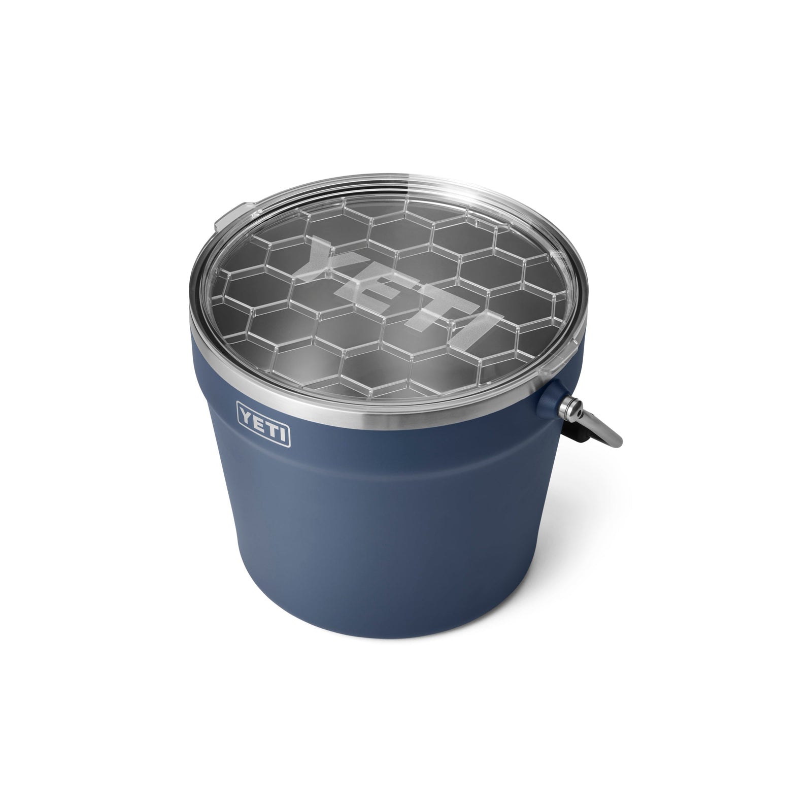 Der YETI® Rambler® 7,6 Liter Getränkekübel in Navy verfügt über eine doppelwandige Vakuumisolierung, einen transparenten Deckel mit Wabenmuster, einen Metallgriff und einen sichtbaren YETI-Schriftzug auf Eimer und Deckel vor weißem Hintergrund.