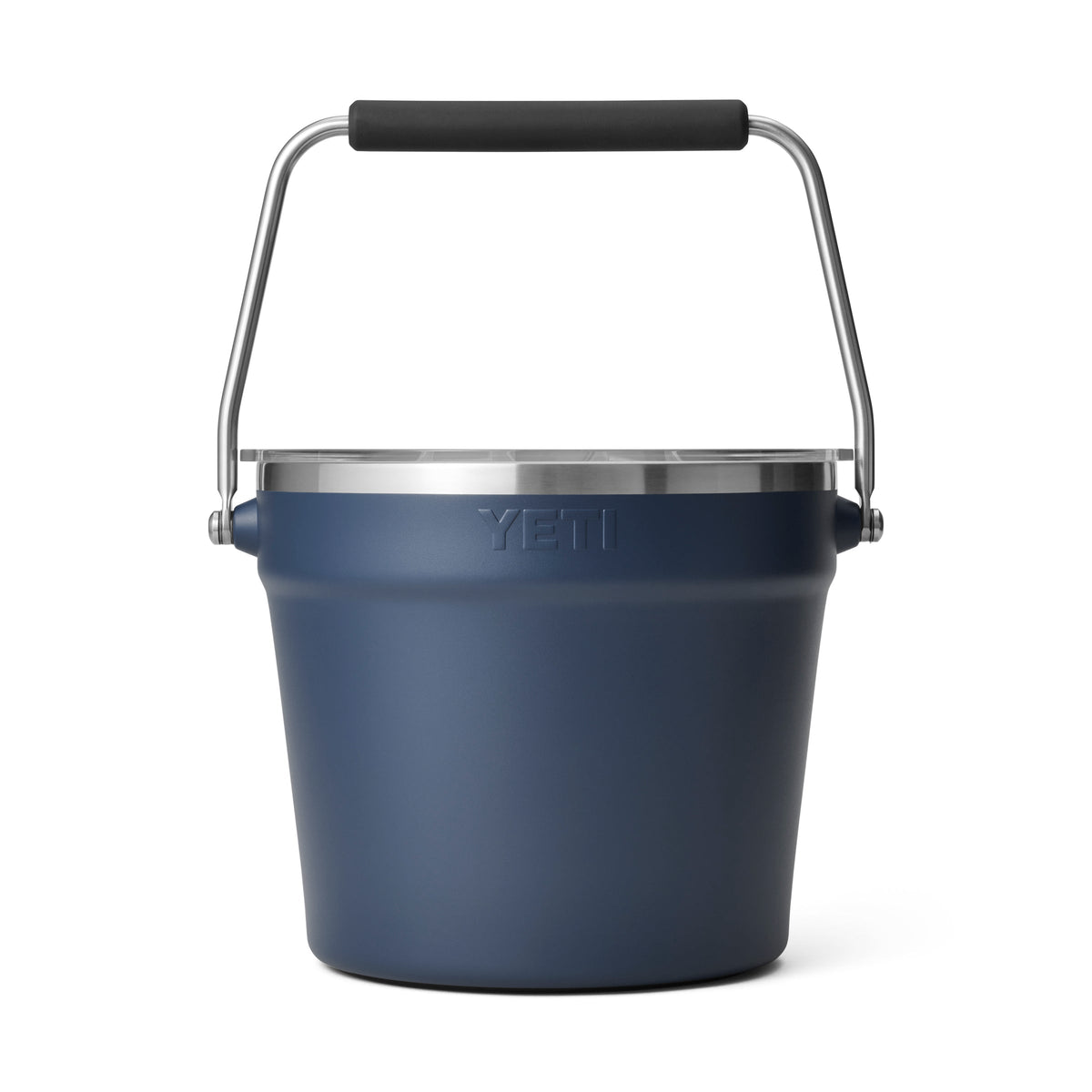 Der YETI® Rambler® 7,6-Liter-Getränkekübel in Navy verfügt über einen Edelstahlrand, eine doppelwandige Vakuumisolierung und einen stabilen Metallgriff mit schwarzem Griff, abgebildet auf weißem Hintergrund.