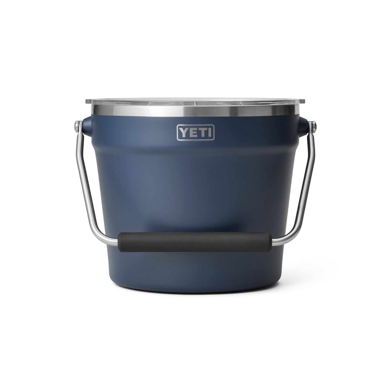 Der YETI® Rambler® 7.6 Liter Getränkekübel in Navy mit Metall- und schwarzem Griff von YETI steht vor weißem Hintergrund.
