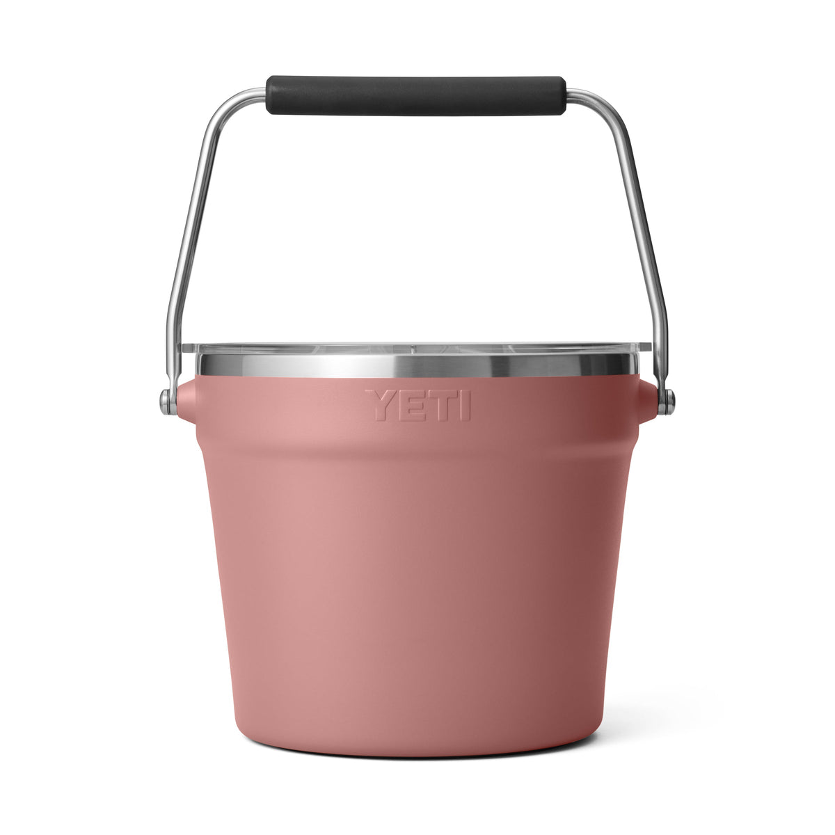 Der YETI® Rambler® 7,6-Liter-Getränkekübel in Sandstone Pink verfügt über einen Griff und einen Deckel aus Edelstahl, auf dessen Vorderseite das YETI-Logo eingeprägt ist.