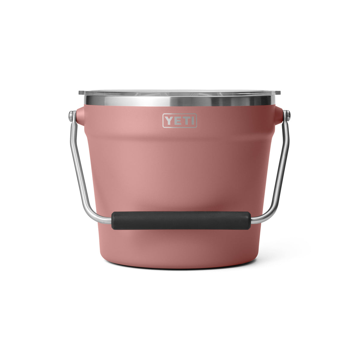 Ein YETI® Rambler® 7,6 Liter Getränkekübel in Sandstone Pink mit Edelstahlrand und schwarzem Griff auf weißem Hintergrund.