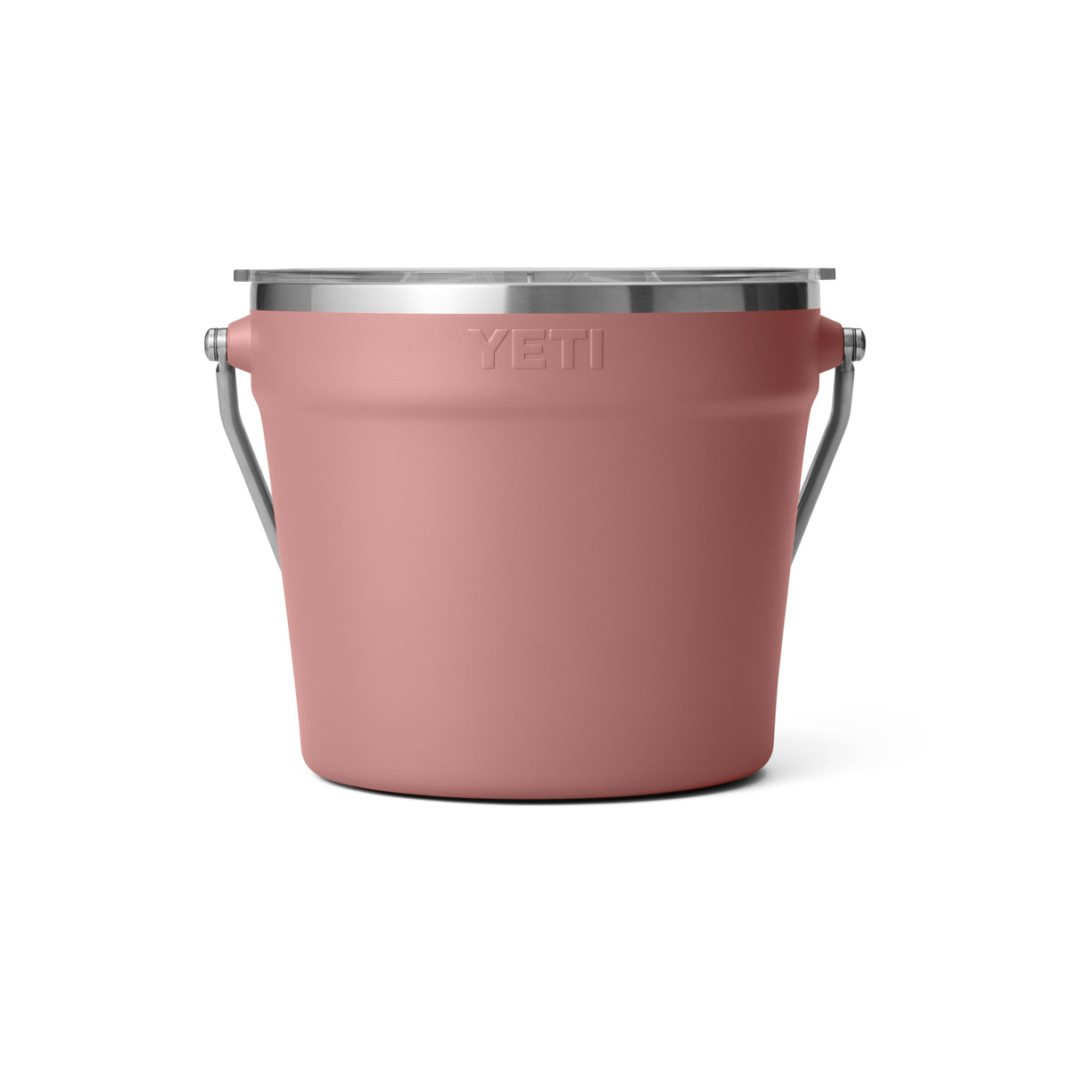 Der YETI® Rambler® 7,6-Liter-Getränkekübel in Sandstone Pink verfügt über einen Metallgriff und einen Rand aus rostfreiem Stahl, der auf weißem Hintergrund abgebildet ist - eine Kombination aus YETI-Haltbarkeit und Stil für alle Ihre Abenteuer.
