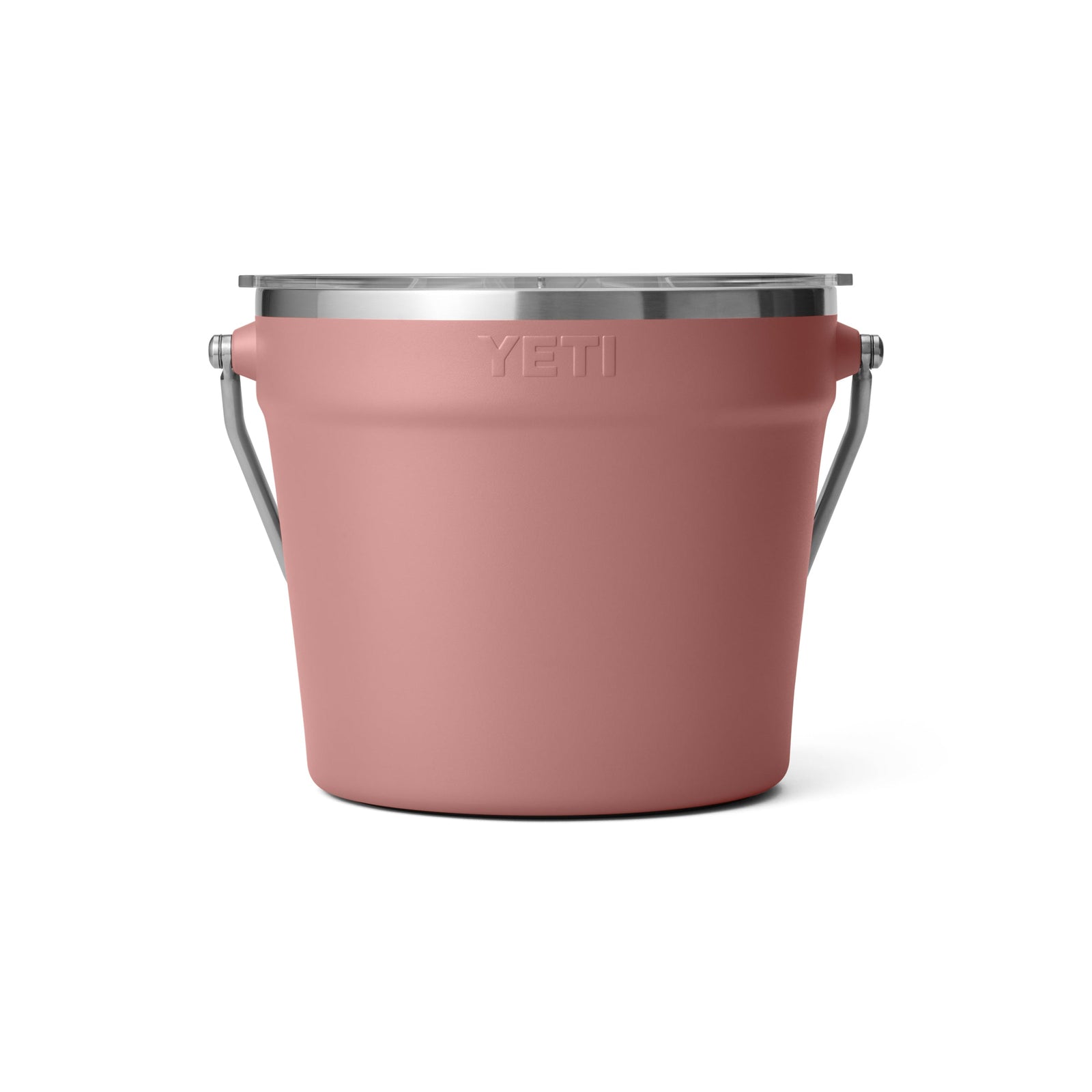 Der YETI® Rambler® 7,6-Liter-Getränkekübel in Sandstone Pink verfügt über einen Metallgriff und einen Rand aus rostfreiem Stahl, der auf weißem Hintergrund abgebildet ist - eine Kombination aus YETI-Haltbarkeit und Stil für alle Ihre Abenteuer.