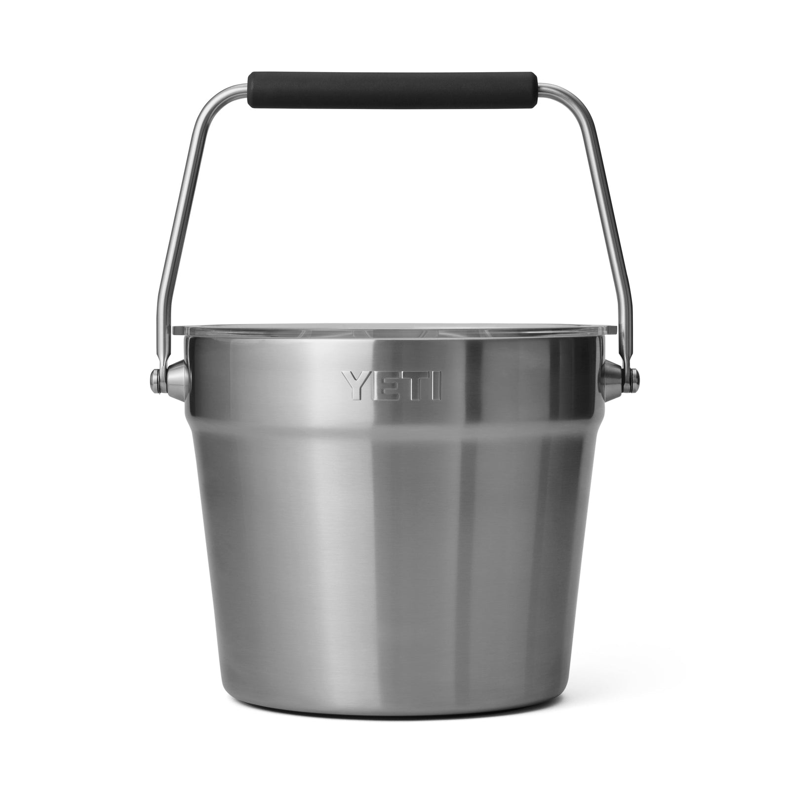 Der YETI® Rambler® 7,6-Liter-Getränkekübel aus Edelstahl mit schwarzem Gummigriff am Metallgriff steht auf einem schlichten weißen Hintergrund.