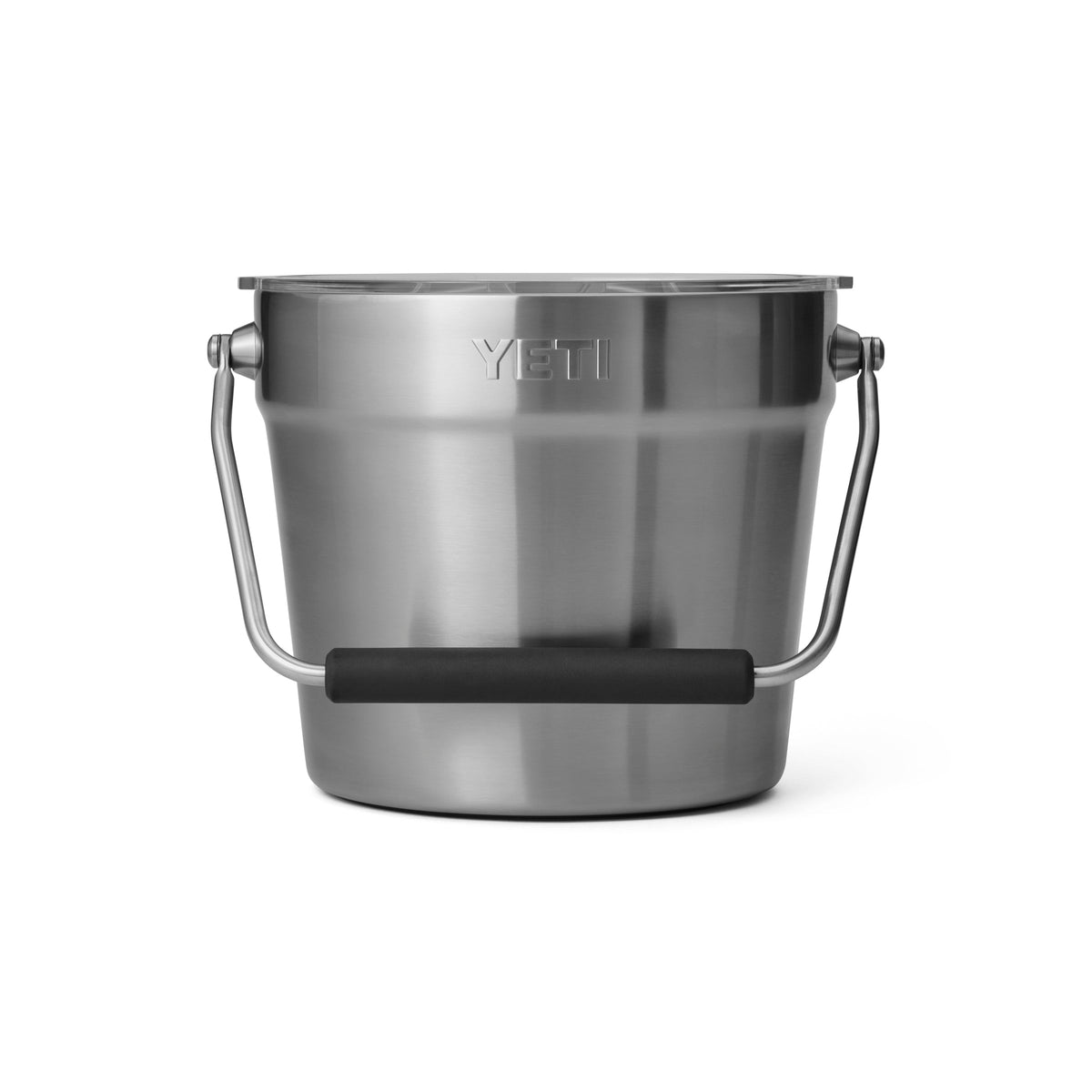 Der YETI® Rambler® 7,6 Liter Getränkekübel aus Edelstahl mit schwarzem gummiertem Griff, Vakuumisolierung, gebürstetem Finish und geprägtem YETI Logo ist robust und wird vor weißem Hintergrund gezeigt.