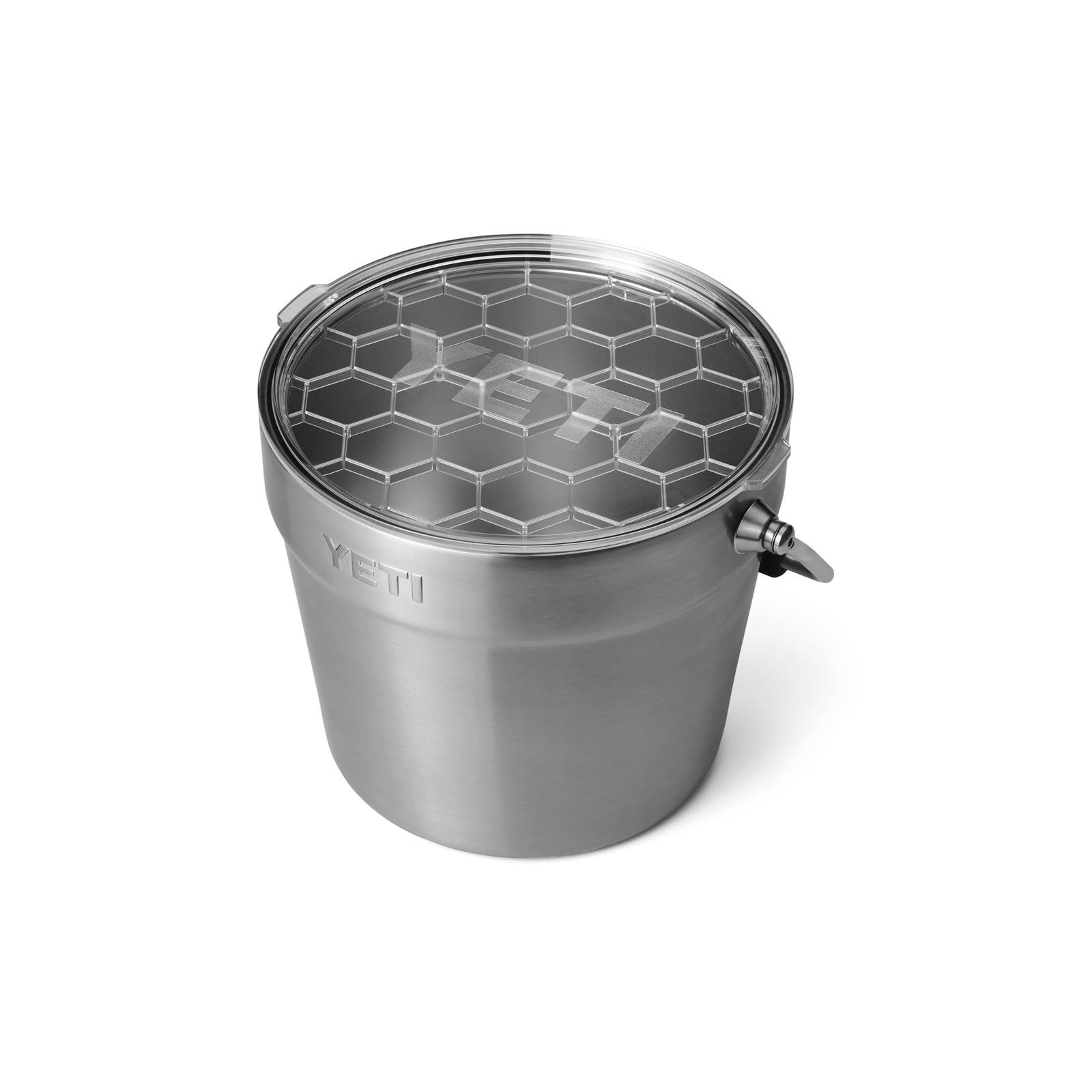 Der YETI® Rambler® 7.6 Liter Getränkekübel aus Edelstahl mit Vakuumisolierung, klarem Deckel im Hexagonmuster und Seitengriff der Marke YETI ist vor weißem Hintergrund zu sehen.