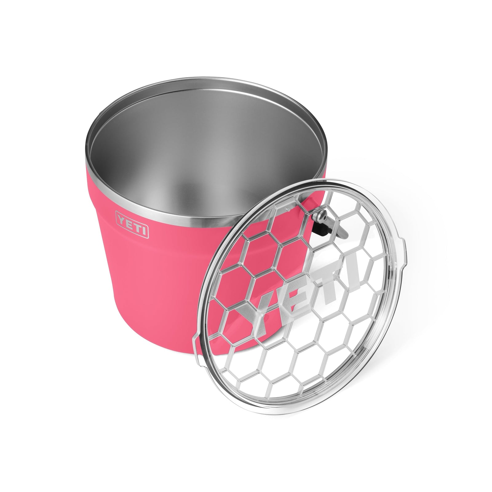 Der YETI® Rambler® 7,6 Liter Getränkekübel in Tropical Pink wird neben seinem transparenten, sechseckigen Deckel mit dem YETI-Logo gezeigt. Der Innenraum aus Edelstahl ist sichtbar, da der Deckel gekippt ist und den Eimer nicht abdeckt.